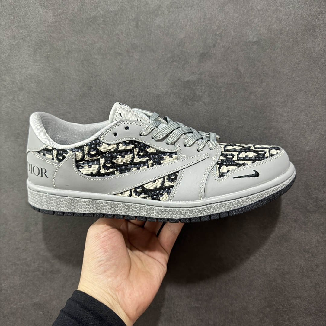 【定制版】Travis Scott x Fragment Design x Air Jordan 1 Low OG SP AJ1 乔1 迪奥联名 化石灰 低帮文化休闲板鞋 LD2025-031 #多方联名合作融合了Travis Scott 独特的音乐风格,藤原浩个性的设计风格以及Jordan品牌的经典元素 使其成为一双具有独特身份和价值的鞋子 清新而立体的外观加上联名标识更突出了其独特身份 这种配色方案显示出活力和时尚感 在视觉上引人注目 鞋身的质感和细腻的细节处理使其显得高端而格调十足 这款“倒钩”联名是设计与创意完美结合 融合多方的个性风格是一款备受瞩目的潮流鞋款 尺码:36 36.5 37.5 38 38.5 39 40 40.5 41 42 42.5 43 44 44.5 45-选品中心
