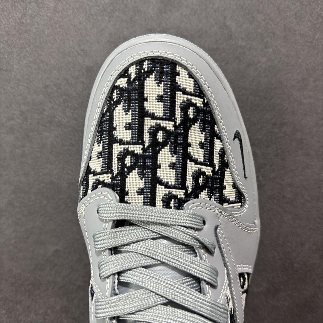 图片[8]-【定制版】Travis Scott x Fragment Design x Air Jordan 1 Low OG SP AJ1 乔1 迪奥联名 化石灰 低帮文化休闲板鞋 LD2025-031 #多方联名合作融合了Travis Scott 独特的音乐风格，藤原浩个性的设计风格以及Jordan品牌的经典元素 使其成为一双具有独特身份和价值的鞋子 清新而立体的外观加上联名标识更突出了其独特身份 这种配色方案显示出活力和时尚感 在视觉上引人注目 鞋身的质感和细腻的细节处理使其显得高端而格调十足 这款“倒钩”联名是设计与创意完美结合 融合多方的个性风格是一款备受瞩目的潮流鞋款 尺码：36 36.5 37.5 38 38.5 39 40 40.5 41 42 42.5 43 44 44.5 45-选品中心