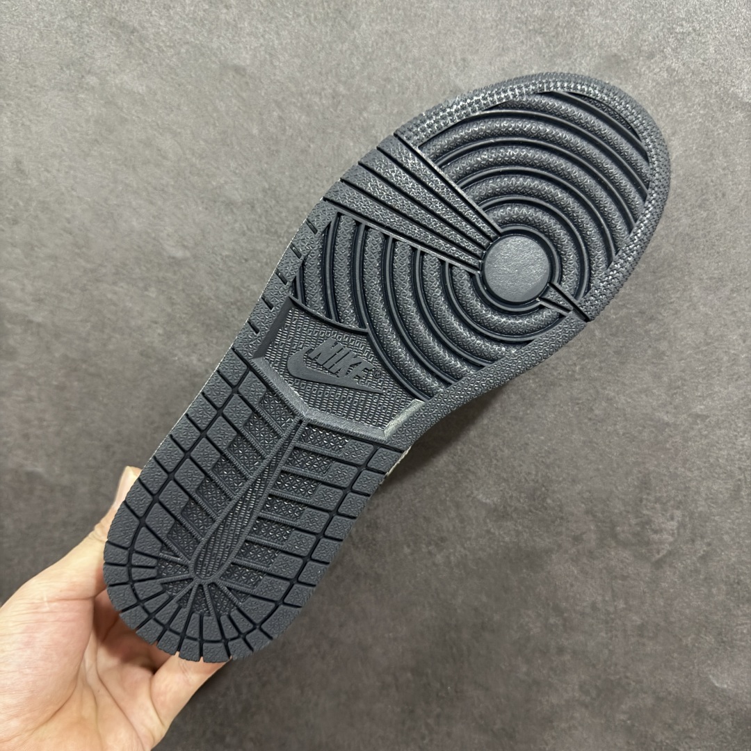 图片[9]-【定制版】Travis Scott x Fragment Design x Air Jordan 1 Low OG SP AJ1 乔1 迪奥联名 化石灰 低帮文化休闲板鞋 LD2025-031 #多方联名合作融合了Travis Scott 独特的音乐风格，藤原浩个性的设计风格以及Jordan品牌的经典元素 使其成为一双具有独特身份和价值的鞋子 清新而立体的外观加上联名标识更突出了其独特身份 这种配色方案显示出活力和时尚感 在视觉上引人注目 鞋身的质感和细腻的细节处理使其显得高端而格调十足 这款“倒钩”联名是设计与创意完美结合 融合多方的个性风格是一款备受瞩目的潮流鞋款 尺码：36 36.5 37.5 38 38.5 39 40 40.5 41 42 42.5 43 44 44.5 45-选品中心