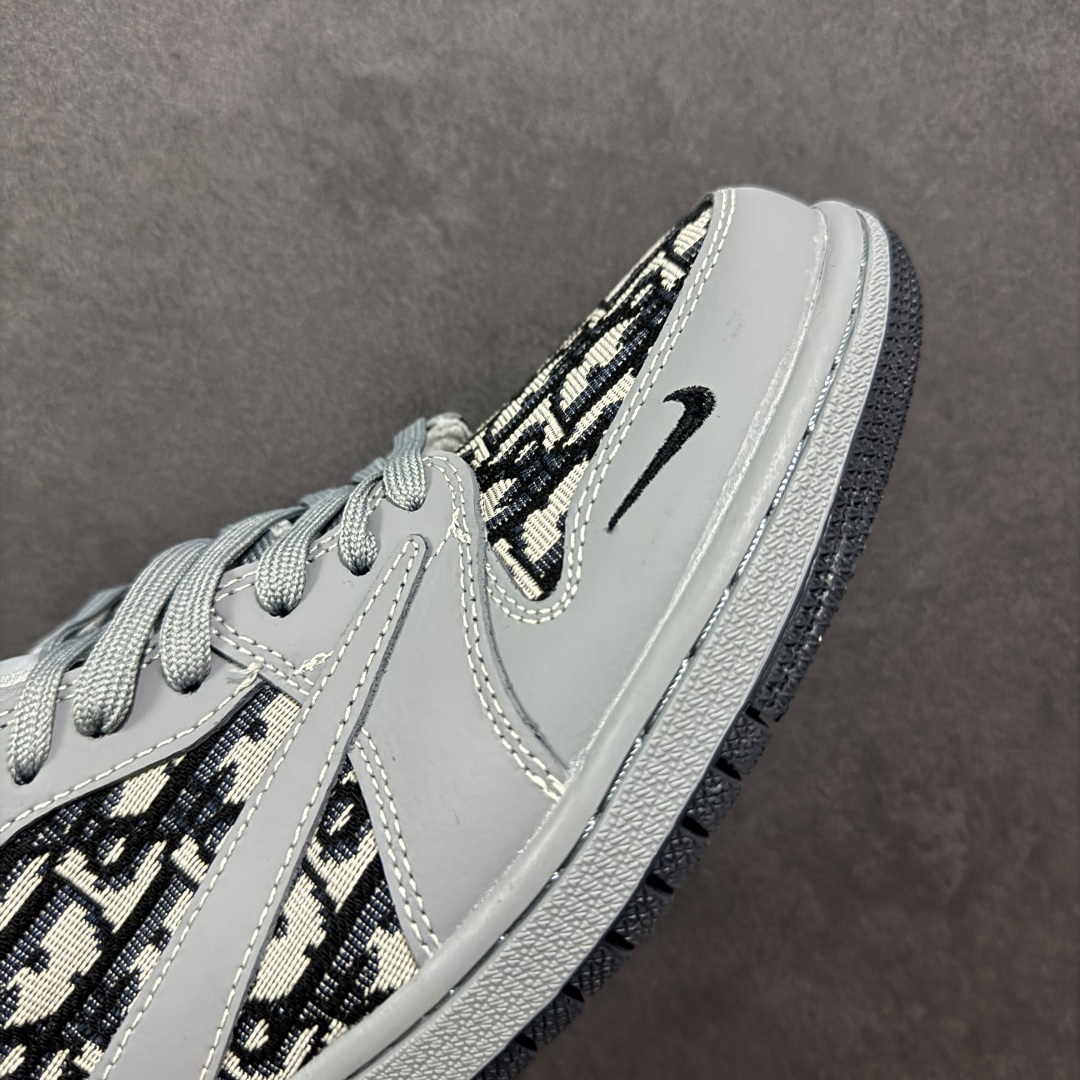 图片[5]-【定制版】Travis Scott x Fragment Design x Air Jordan 1 Low OG SP AJ1 乔1 迪奥联名 化石灰 低帮文化休闲板鞋 LD2025-031 #多方联名合作融合了Travis Scott 独特的音乐风格，藤原浩个性的设计风格以及Jordan品牌的经典元素 使其成为一双具有独特身份和价值的鞋子 清新而立体的外观加上联名标识更突出了其独特身份 这种配色方案显示出活力和时尚感 在视觉上引人注目 鞋身的质感和细腻的细节处理使其显得高端而格调十足 这款“倒钩”联名是设计与创意完美结合 融合多方的个性风格是一款备受瞩目的潮流鞋款 尺码：36 36.5 37.5 38 38.5 39 40 40.5 41 42 42.5 43 44 44.5 45-选品中心