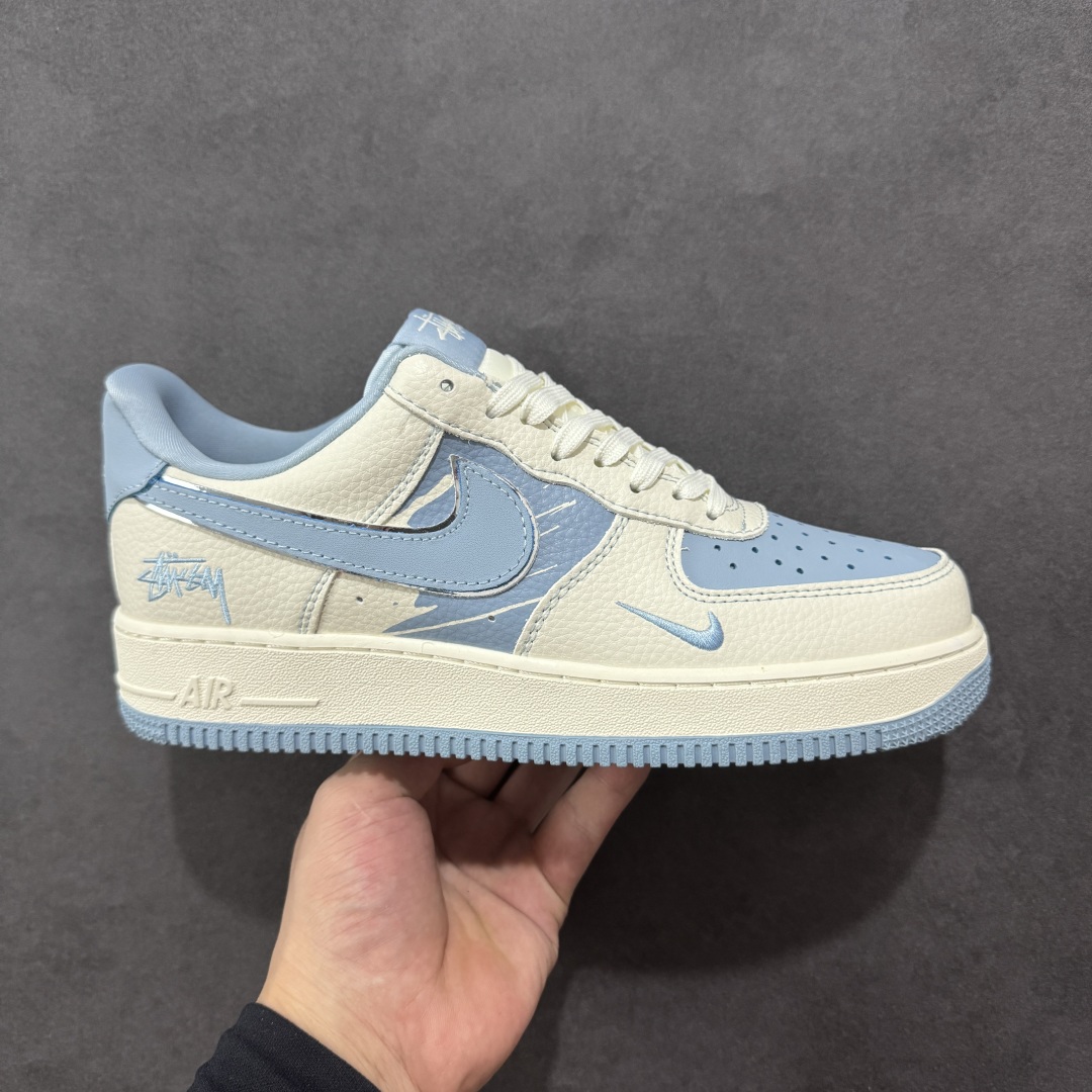 【定制版】Nike Air Force 1 Low 07 x Stussy 白蓝小勾 原楦头原纸板 打造纯正低帮空军版型 专注外贸渠道 全掌内置蜂窝气垫 原盒配件 原厂中底钢印、拉帮完美 货号:KK1988-090 尺码:36 36.5 37.5 38 38.5 39 40 40.5 41 42 42.5 43 44 44.5 45-选品中心