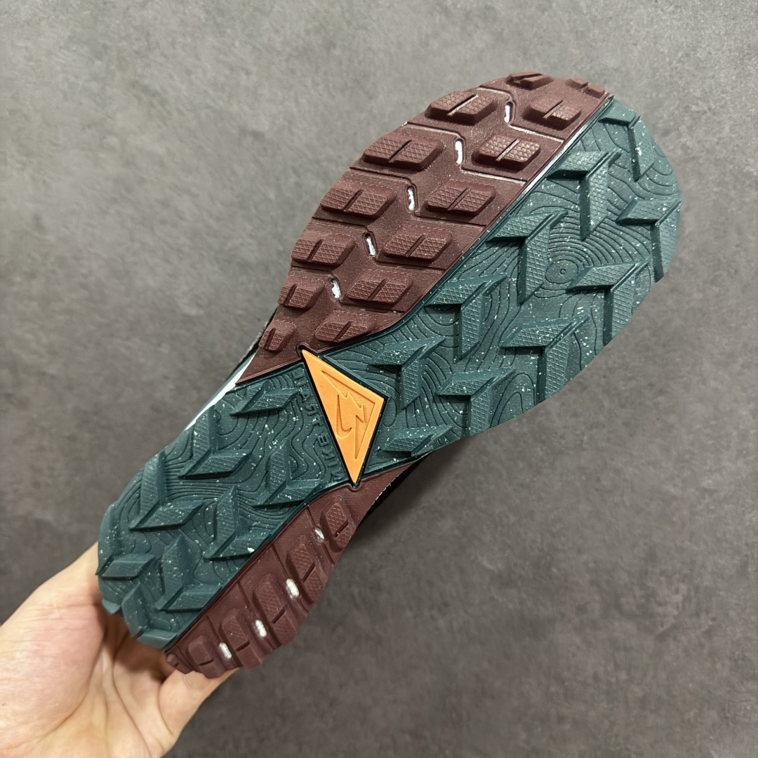 图片[9]-【公司级】耐克 Nike WildHorse 8 男子越野跑步鞋 飞野马八代 缓震透气 运动鞋 穿上Nike Wildhorse 8 越野跑步鞋，由步道起点往山顶前进，沿途征服蜿蜒小径、起伏山丘和棘手急弯。 此鞋款专为越野跑设计，集强劲抓地力、回弹缓震效能和可靠包覆设计于一身，助你在应对长距离越野跑和崎岖地形时站稳脚步，不断向前。优点：耐用，出色的锁定效果，充足的脚趾空间，在泥泞、湿地和雪地上有很好的抓地力，在硬地上也很舒适，稳定而具有保护性的中底，平稳、令人愉快的跑步感觉，最适合日常训练和越野长慢跑。 货号：DR2686-004 尺码：39-45-选品中心