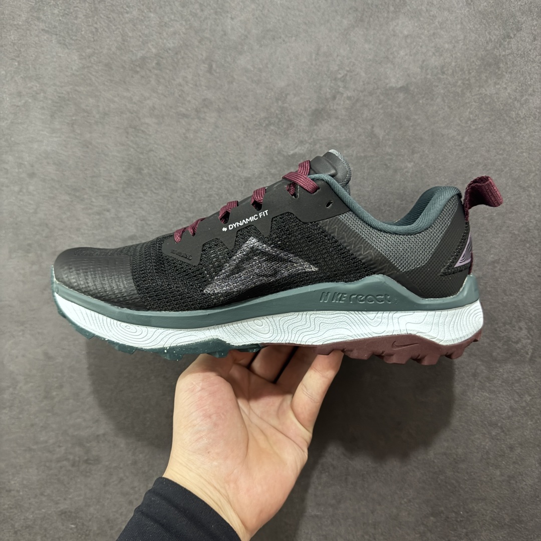 图片[2]-【公司级】耐克 Nike WildHorse 8 男子越野跑步鞋 飞野马八代 缓震透气 运动鞋 穿上Nike Wildhorse 8 越野跑步鞋，由步道起点往山顶前进，沿途征服蜿蜒小径、起伏山丘和棘手急弯。 此鞋款专为越野跑设计，集强劲抓地力、回弹缓震效能和可靠包覆设计于一身，助你在应对长距离越野跑和崎岖地形时站稳脚步，不断向前。优点：耐用，出色的锁定效果，充足的脚趾空间，在泥泞、湿地和雪地上有很好的抓地力，在硬地上也很舒适，稳定而具有保护性的中底，平稳、令人愉快的跑步感觉，最适合日常训练和越野长慢跑。 货号：DR2686-004 尺码：39-45-选品中心