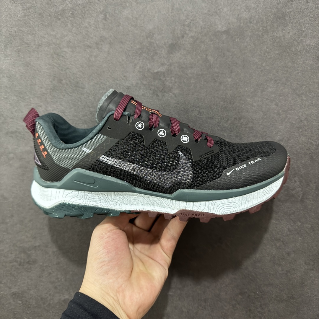 【公司级】耐克 Nike WildHorse 8 男子越野跑步鞋 飞野马八代 缓震透气 运动鞋 穿上Nike Wildhorse 8 越野跑步鞋，由步道起点往山顶前进，沿途征服蜿蜒小径、起伏山丘和棘手急弯。 此鞋款专为越野跑设计，集强劲抓地力、回弹缓震效能和可靠包覆设计于一身，助你在应对长距离越野跑和崎岖地形时站稳脚步，不断向前。优点：耐用，出色的锁定效果，充足的脚趾空间，在泥泞、湿地和雪地上有很好的抓地力，在硬地上也很舒适，稳定而具有保护性的中底，平稳、令人愉快的跑步感觉，最适合日常训练和越野长慢跑。 货号：DR2686-004 尺码：39-45-选品中心