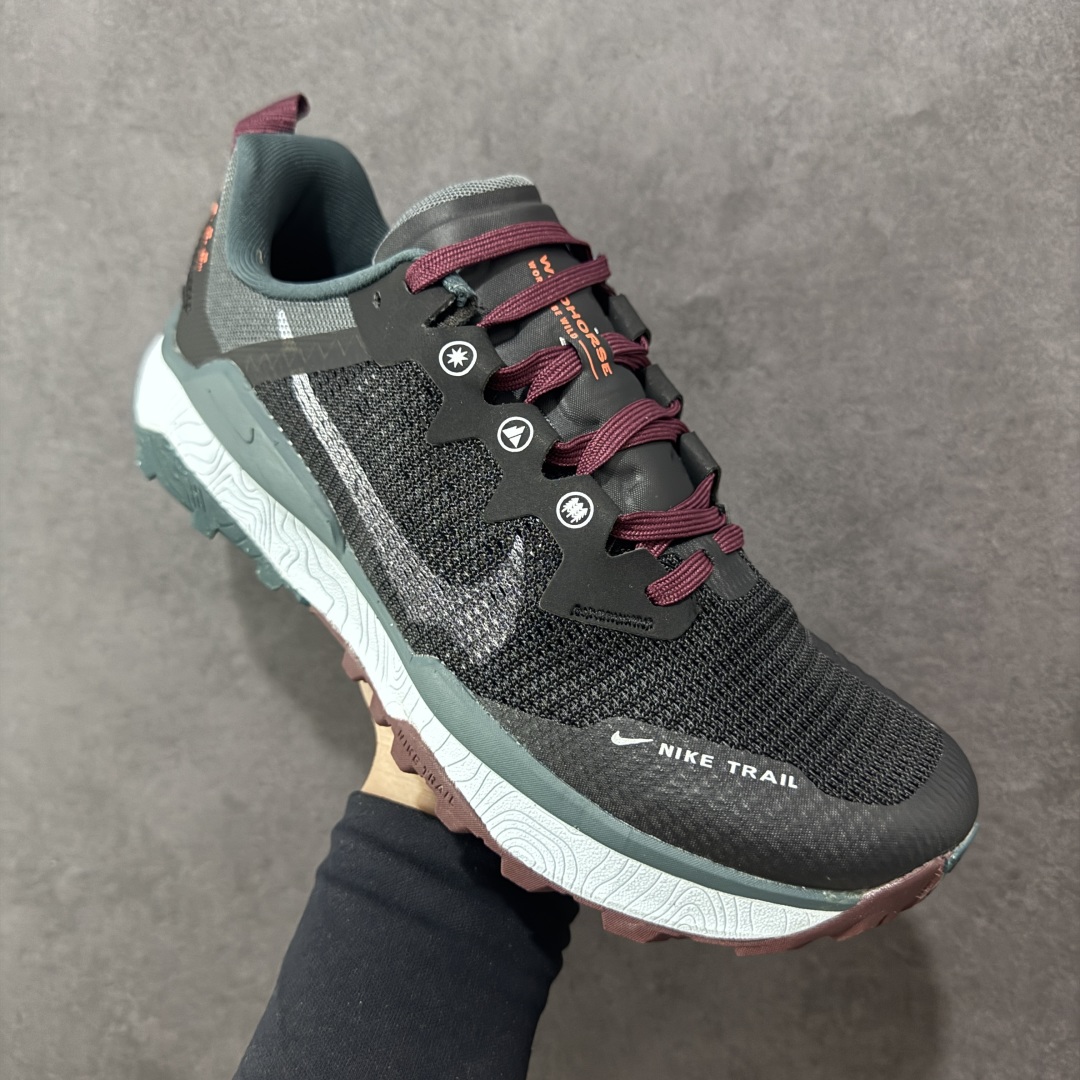 图片[3]-【公司级】耐克 Nike WildHorse 8 男子越野跑步鞋 飞野马八代 缓震透气 运动鞋 穿上Nike Wildhorse 8 越野跑步鞋，由步道起点往山顶前进，沿途征服蜿蜒小径、起伏山丘和棘手急弯。 此鞋款专为越野跑设计，集强劲抓地力、回弹缓震效能和可靠包覆设计于一身，助你在应对长距离越野跑和崎岖地形时站稳脚步，不断向前。优点：耐用，出色的锁定效果，充足的脚趾空间，在泥泞、湿地和雪地上有很好的抓地力，在硬地上也很舒适，稳定而具有保护性的中底，平稳、令人愉快的跑步感觉，最适合日常训练和越野长慢跑。 货号：DR2686-004 尺码：39-45-选品中心