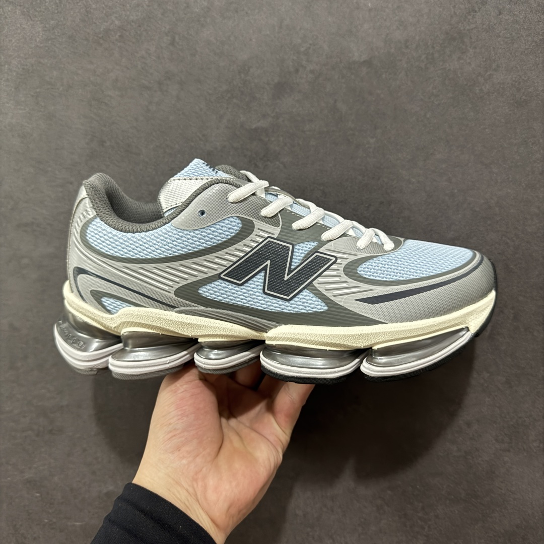 【纯原C版】New Balance 新百伦 NB2000 网面休闲鞋 复古还要机能,NB官方重磅新品。一款融合复古设计与现代科技的跑鞋,以其经典的造型和舒适脚感,成为2025年复古潮流爱好的推荐单品。 极具视觉冲击力的5根ABZORB单元,以及无缝鞋面的设计,加上3M反光材质的装饰,比之前推出的9060系列更夸张,更具未来感。 货号:U2000BA 尺码:36-45-选品中心