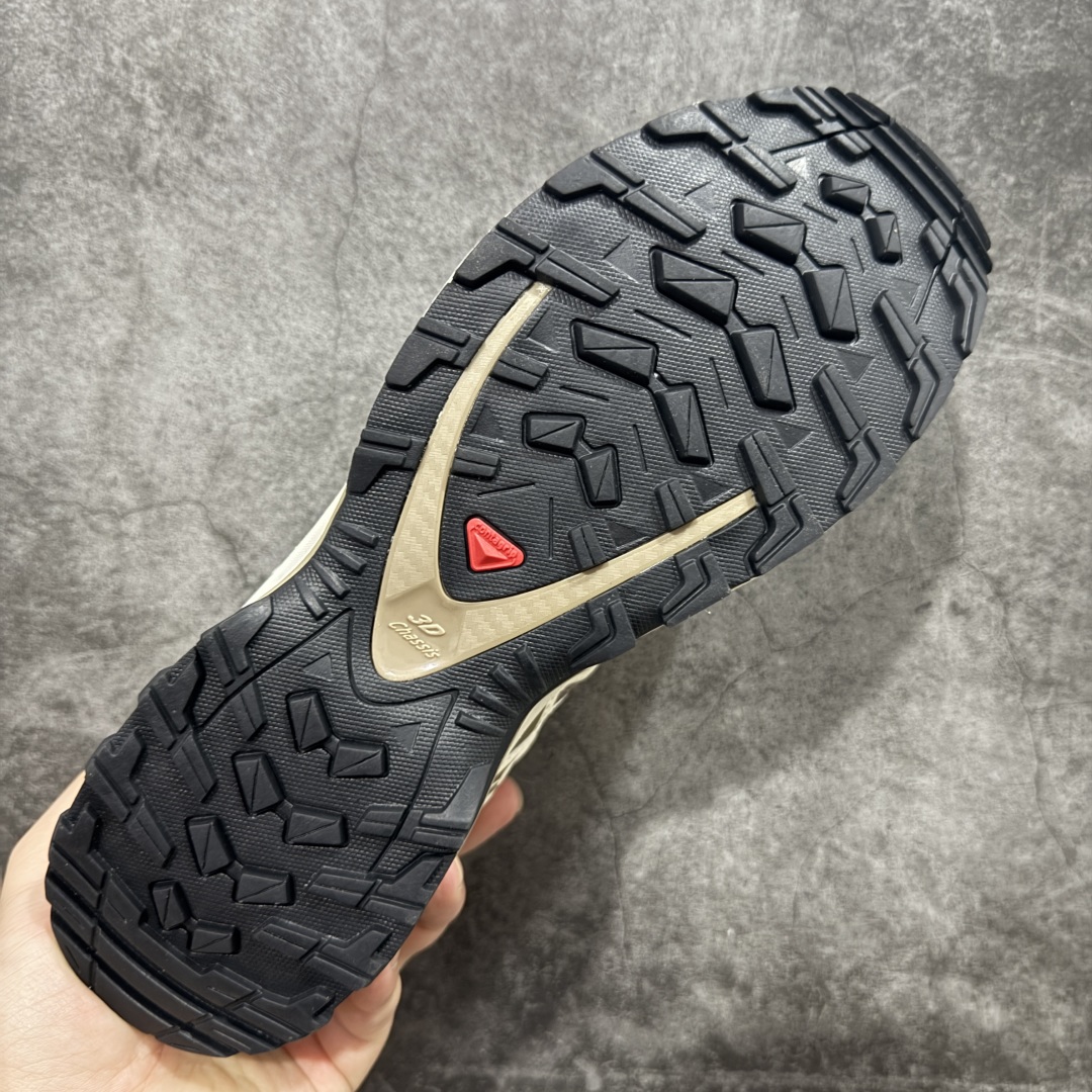 图片[9]-【绿x版】SALOMON XA Pro 3D ADV 萨洛蒙潮流越野机能户外功能鞋 石灰色 478848 新配色出货 纯原外贸平台特供订单 耗时半年巨作 全套原纸板楦头开发 原厂特供网布配套加持 确保原汁原味 完美呈现版型 原档数据独家私模五层组合大底 男女鞋同步官方开发至46.5 原装Ortholite轻量化鞋垫 中底布带钢印编号 原厂TPU锁扣 进口港宝加持 后跟自然饱满 还原公司包裹性 鞋面采用SENSIFT贴合技术 全方位贴合包裹脚型 鞋跟部鞋底牵引设计 提供强大的抓地性能 更适应野外崎岖不平的道路 其3D ADVANCED CHASSIS底盘 材料轻量大化 钉齿设计更具稳定性 防护性 鞋底易磨损区运用CONTAGRIP高耐磨材料 应对城市硬质路面长距离跑考验 尺码：36 36.5 37.5 38 38.5 39 40 40.5 41 42 42.5 43 44 44.5 45 46 46.5-选品中心