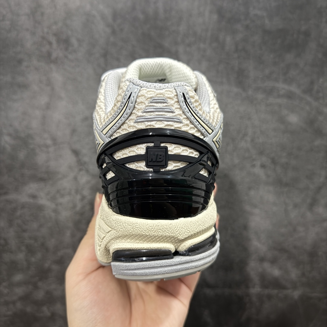 图片[4]-【纯原版】NB新百伦New Balance M1906R M1906RLZ系列复古老爹风休闲运动慢跑鞋 采用轻质牛剖革拼接透气网眼衬垫织物鞋面材质#T-Beam大底提供足步弓支撑，保持步态稳定#后跟搭载外露缓震胶 鞋身整体以各种深浅不一的灰色覆盖，鞋头以淡蓝色调装饰，网眼衬垫通过不规律的色块实现做旧的美感，泛黄的鞋底更是进一步增添了复古气息。 尺码：36 37 37.5 38 38.5 39.5 40 40.5 41.5 42 42.5 43 44 45 46.5-选品中心