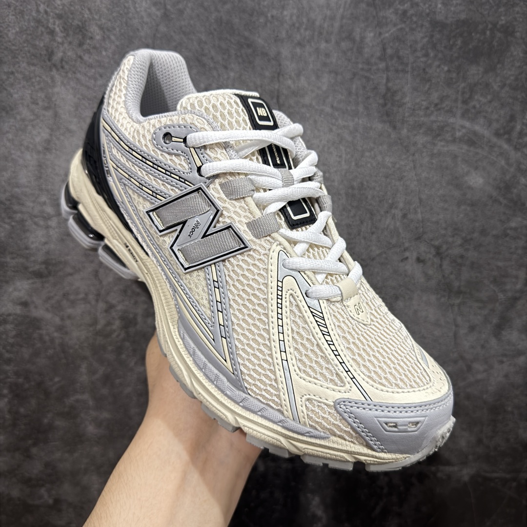 图片[3]-【纯原版】NB新百伦New Balance M1906R M1906RLZ系列复古老爹风休闲运动慢跑鞋 采用轻质牛剖革拼接透气网眼衬垫织物鞋面材质#T-Beam大底提供足步弓支撑，保持步态稳定#后跟搭载外露缓震胶 鞋身整体以各种深浅不一的灰色覆盖，鞋头以淡蓝色调装饰，网眼衬垫通过不规律的色块实现做旧的美感，泛黄的鞋底更是进一步增添了复古气息。 尺码：36 37 37.5 38 38.5 39.5 40 40.5 41.5 42 42.5 43 44 45 46.5-选品中心