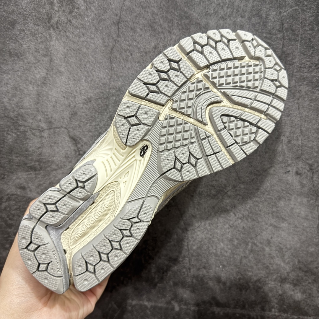 图片[9]-【纯原版】NB新百伦New Balance M1906R M1906RLZ系列复古老爹风休闲运动慢跑鞋 采用轻质牛剖革拼接透气网眼衬垫织物鞋面材质#T-Beam大底提供足步弓支撑，保持步态稳定#后跟搭载外露缓震胶 鞋身整体以各种深浅不一的灰色覆盖，鞋头以淡蓝色调装饰，网眼衬垫通过不规律的色块实现做旧的美感，泛黄的鞋底更是进一步增添了复古气息。 尺码：36 37 37.5 38 38.5 39.5 40 40.5 41.5 42 42.5 43 44 45 46.5-选品中心