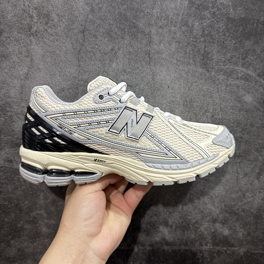 【纯原版】NB新百伦New Balance M1906R M1906RLZ系列复古老爹风休闲运动慢跑鞋 采用轻质牛剖革拼接透气网眼衬垫织物鞋面材质#T-Beam大底提供足步弓支撑,保持步态稳定#后跟搭载外露缓震胶 鞋身整体以各种深浅不一的灰色覆盖,鞋头以淡蓝色调装饰,网眼衬垫通过不规律的色块实现做旧的美感,泛黄的鞋底更是进一步增添了复古气息。 尺码:36 37 37.5 38 38.5 39.5 40 40.5 41.5 42 42.5 43 44 45 46.5-选品中心