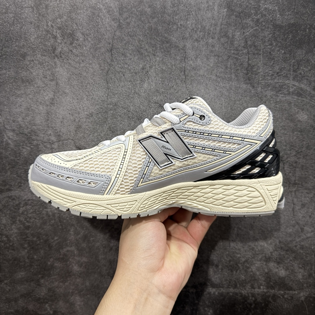 图片[2]-【纯原版】NB新百伦New Balance M1906R M1906RLZ系列复古老爹风休闲运动慢跑鞋 采用轻质牛剖革拼接透气网眼衬垫织物鞋面材质#T-Beam大底提供足步弓支撑，保持步态稳定#后跟搭载外露缓震胶 鞋身整体以各种深浅不一的灰色覆盖，鞋头以淡蓝色调装饰，网眼衬垫通过不规律的色块实现做旧的美感，泛黄的鞋底更是进一步增添了复古气息。 尺码：36 37 37.5 38 38.5 39.5 40 40.5 41.5 42 42.5 43 44 45 46.5-选品中心