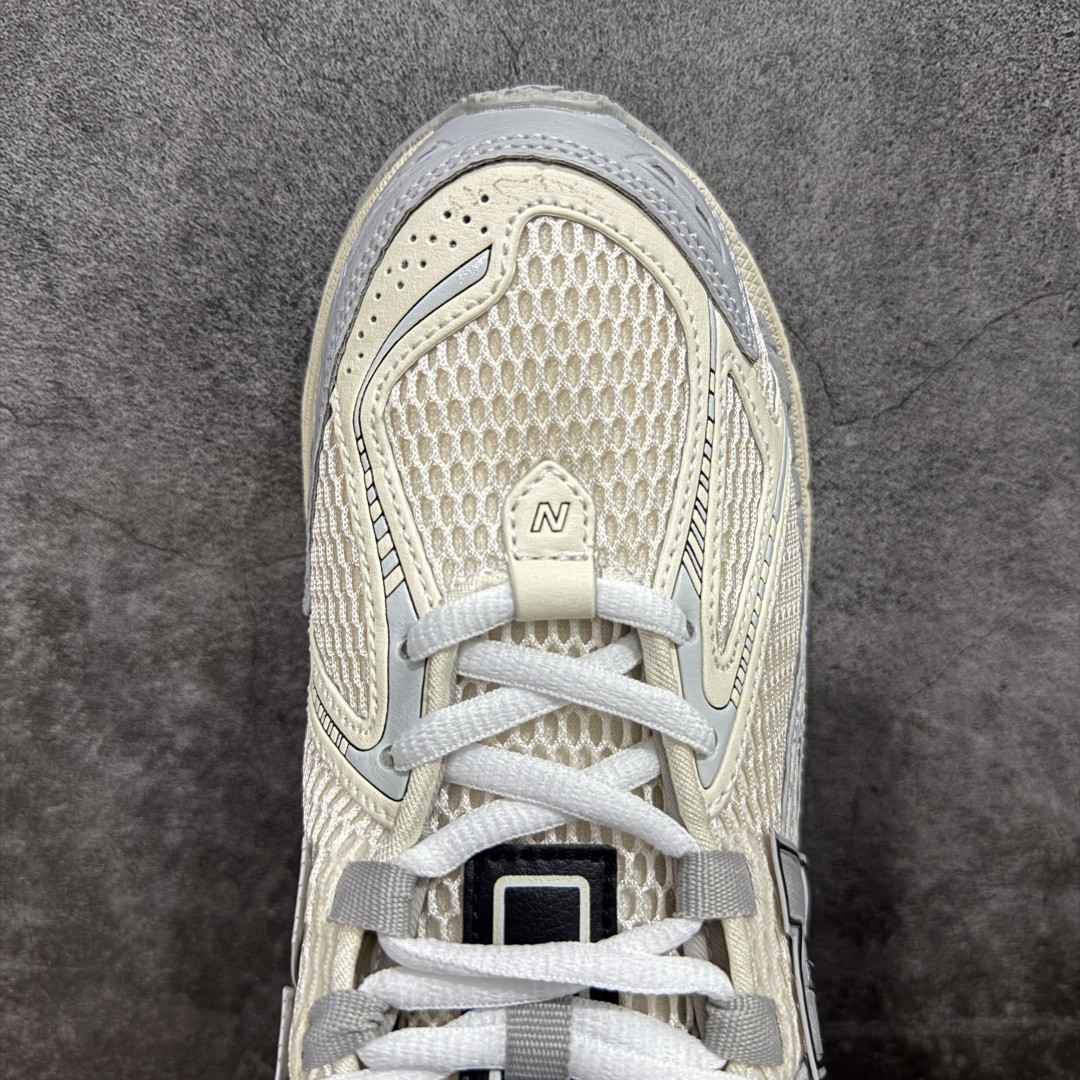 图片[5]-【纯原版】NB新百伦New Balance M1906R M1906RLZ系列复古老爹风休闲运动慢跑鞋 采用轻质牛剖革拼接透气网眼衬垫织物鞋面材质#T-Beam大底提供足步弓支撑，保持步态稳定#后跟搭载外露缓震胶 鞋身整体以各种深浅不一的灰色覆盖，鞋头以淡蓝色调装饰，网眼衬垫通过不规律的色块实现做旧的美感，泛黄的鞋底更是进一步增添了复古气息。 尺码：36 37 37.5 38 38.5 39.5 40 40.5 41.5 42 42.5 43 44 45 46.5-选品中心