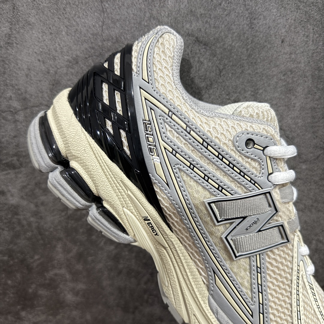 图片[7]-【纯原版】NB新百伦New Balance M1906R M1906RLZ系列复古老爹风休闲运动慢跑鞋 采用轻质牛剖革拼接透气网眼衬垫织物鞋面材质#T-Beam大底提供足步弓支撑，保持步态稳定#后跟搭载外露缓震胶 鞋身整体以各种深浅不一的灰色覆盖，鞋头以淡蓝色调装饰，网眼衬垫通过不规律的色块实现做旧的美感，泛黄的鞋底更是进一步增添了复古气息。 尺码：36 37 37.5 38 38.5 39.5 40 40.5 41.5 42 42.5 43 44 45 46.5-选品中心