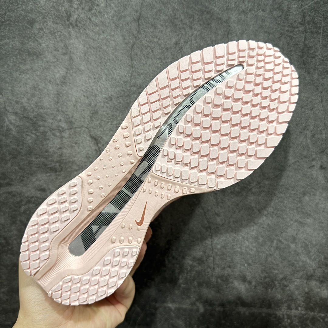 图片[9]-【H11纯原】Nike Pegasus Premium Airscape 舒适百搭减震防滑耐磨透气 低帮跑步鞋     低帮跑步鞋，粉色配色，简约又不失活力，上脚超吸睛。  它不仅颜值高，性能更是一绝！  全掌气垫科技，减震防滑超耐磨，每一步都能感受到强劲回弹，给双脚舒适支撑。  透气鞋面，跑步时双脚也能自由呼吸。    #独家原包 原底原料 开模打造  #原厂鞋标 高精密准度  #原楦原纸板开发 匹配原版98%以上  #后跟弧度 正确呈现  #原厂皮料 质感无敌  #皮料切割干净 无任何毛边 清洁度细节完美    货号：HQ2593-601    尺码：36 36.5 37.5 38 38.5 39 40 40.5 41 42 42.5 43 44 45 46-选品中心