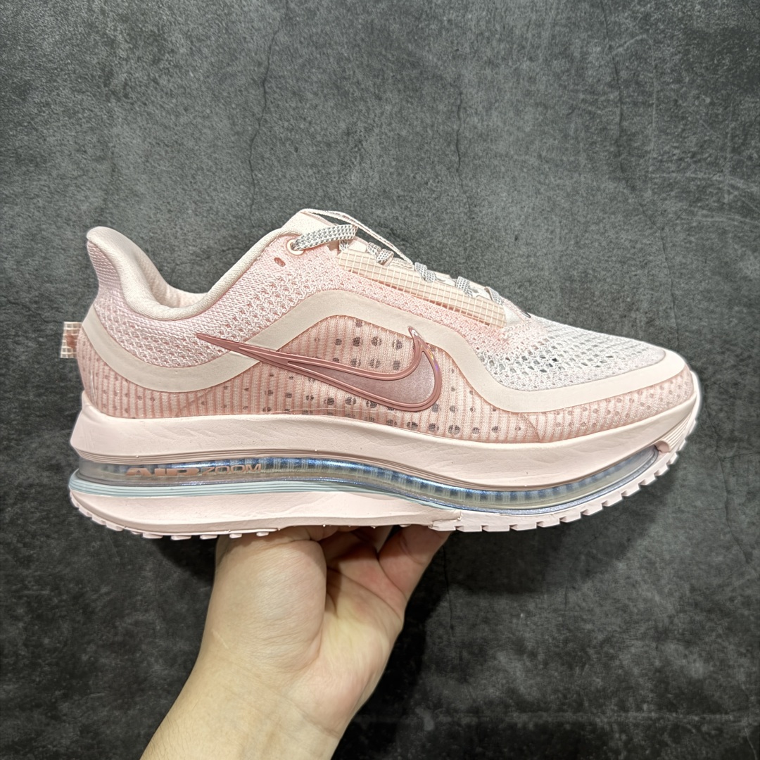 【H11纯原】Nike Pegasus Premium Airscape 舒适百搭减震防滑耐磨透气 低帮跑步鞋     低帮跑步鞋，粉色配色，简约又不失活力，上脚超吸睛。  它不仅颜值高，性能更是一绝！  全掌气垫科技，减震防滑超耐磨，每一步都能感受到强劲回弹，给双脚舒适支撑。  透气鞋面，跑步时双脚也能自由呼吸。    #独家原包 原底原料 开模打造  #原厂鞋标 高精密准度  #原楦原纸板开发 匹配原版98%以上  #后跟弧度 正确呈现  #原厂皮料 质感无敌  #皮料切割干净 无任何毛边 清洁度细节完美    货号：HQ2593-601    尺码：36 36.5 37.5 38 38.5 39 40 40.5 41 42 42.5 43 44 45 46-选品中心