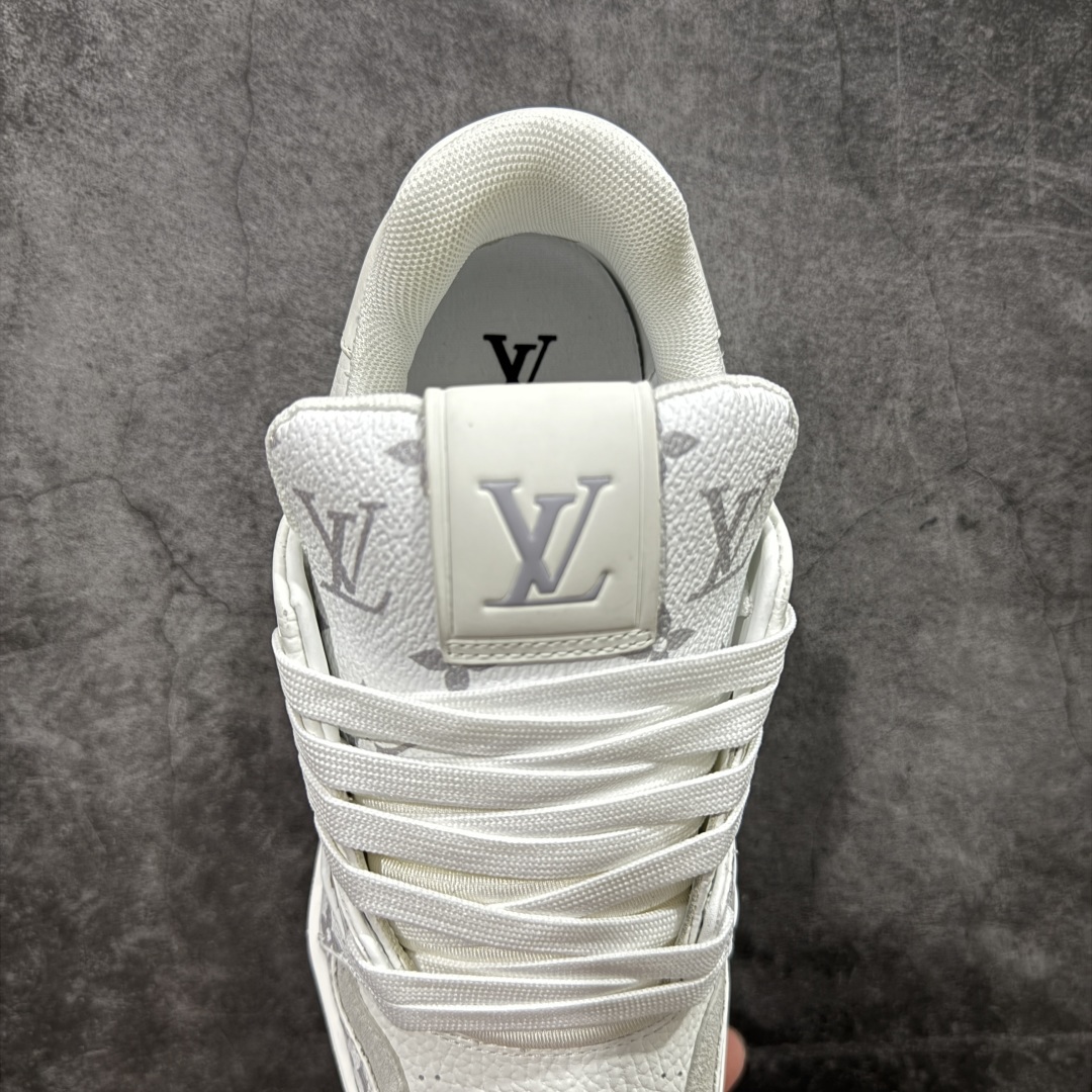 图片[8]-【HS纯原礼盒版福利】 LV Trainer系列高奢运动鞋 新款芯片顶级 潮人必备单品 同步ZP官网空胶工艺 鞋舌、挂饰均镶嵌NFC芯片感应装置 正确胶片断点式设计 中底正确还原原版油印字母比例 1：1原楦格板、楦头、刀磨全新升级！ 独家订制顶级压纹麂皮 原版开模TPU大底 质感原版一致 垫脚聚米微料加透气英伦网布 披靡市场任何版本！细节完美呈现！ 代购指定版本 全新升级最新双盒包装 扫码秒进官网！ 全套包装配件同比原版 尺码： 39-45-选品中心