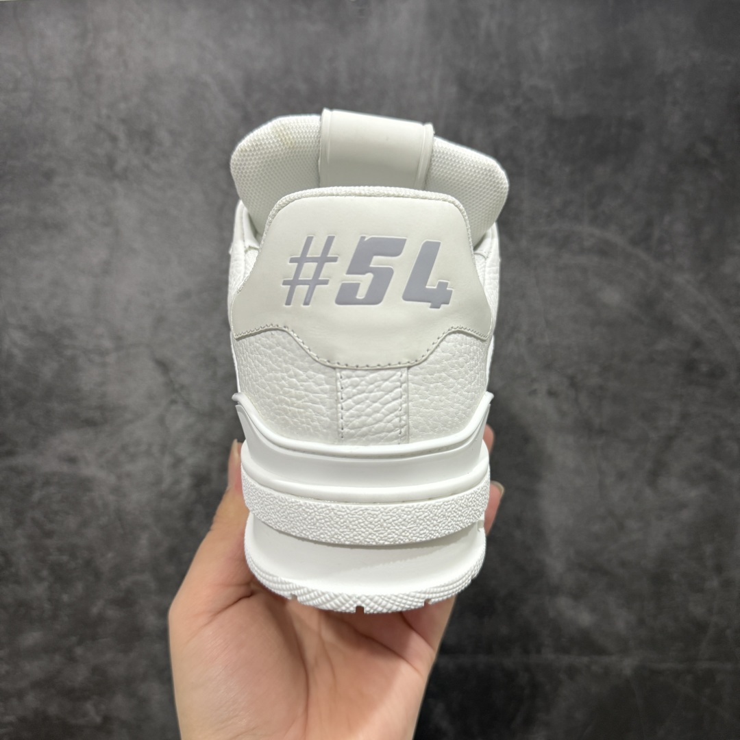 图片[4]-【HS纯原礼盒版福利】 LV Trainer系列高奢运动鞋 新款芯片顶级 潮人必备单品 同步ZP官网空胶工艺 鞋舌、挂饰均镶嵌NFC芯片感应装置 正确胶片断点式设计 中底正确还原原版油印字母比例 1：1原楦格板、楦头、刀磨全新升级！ 独家订制顶级压纹麂皮 原版开模TPU大底 质感原版一致 垫脚聚米微料加透气英伦网布 披靡市场任何版本！细节完美呈现！ 代购指定版本 全新升级最新双盒包装 扫码秒进官网！ 全套包装配件同比原版 尺码： 39-45-选品中心