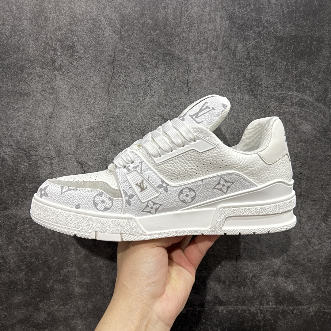 图片[2]-【HS纯原礼盒版福利】 LV Trainer系列高奢运动鞋 新款芯片顶级 潮人必备单品 同步ZP官网空胶工艺 鞋舌、挂饰均镶嵌NFC芯片感应装置 正确胶片断点式设计 中底正确还原原版油印字母比例 1：1原楦格板、楦头、刀磨全新升级！ 独家订制顶级压纹麂皮 原版开模TPU大底 质感原版一致 垫脚聚米微料加透气英伦网布 披靡市场任何版本！细节完美呈现！ 代购指定版本 全新升级最新双盒包装 扫码秒进官网！ 全套包装配件同比原版 尺码： 39-45-选品中心