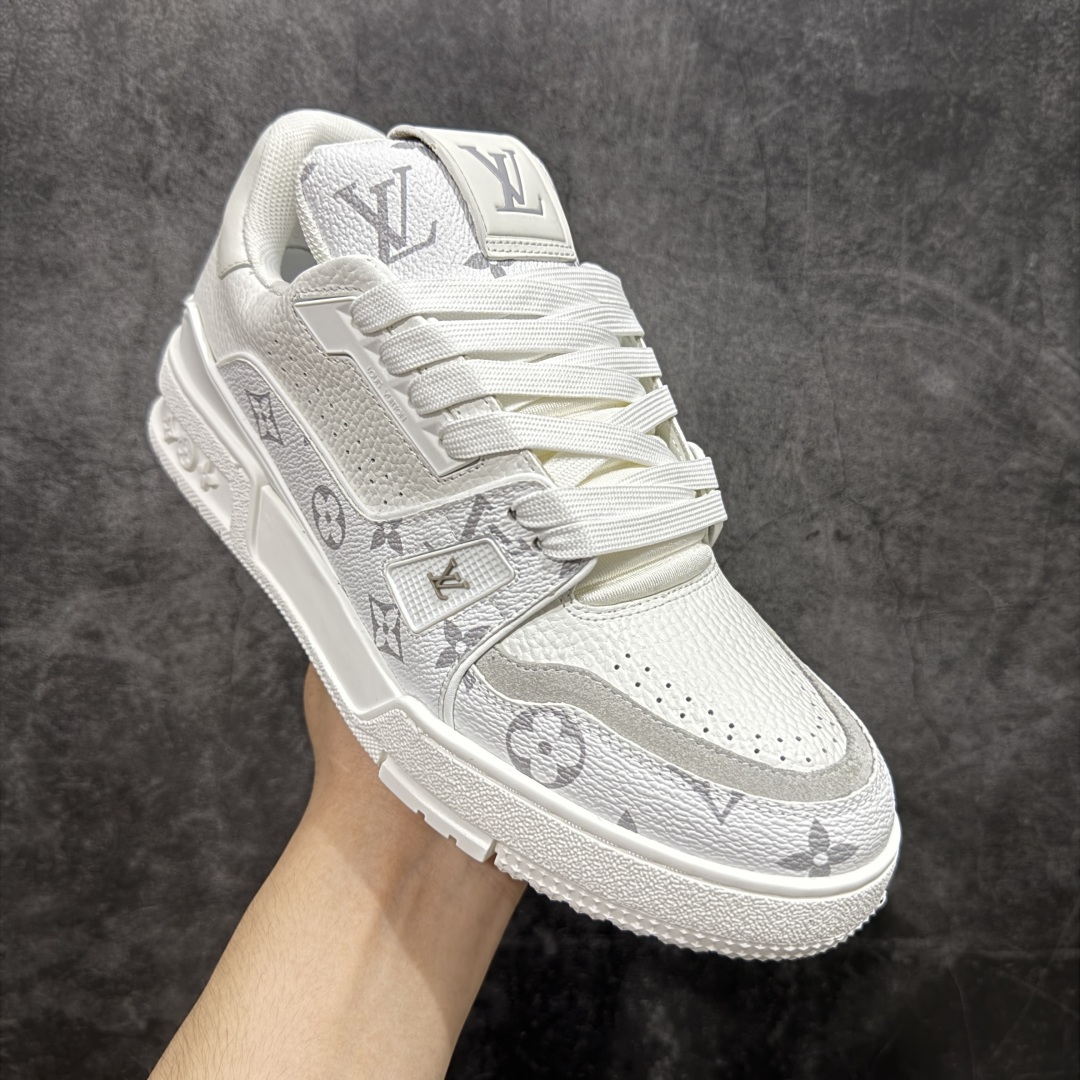 图片[3]-【HS纯原礼盒版福利】 LV Trainer系列高奢运动鞋 新款芯片顶级 潮人必备单品 同步ZP官网空胶工艺 鞋舌、挂饰均镶嵌NFC芯片感应装置 正确胶片断点式设计 中底正确还原原版油印字母比例 1：1原楦格板、楦头、刀磨全新升级！ 独家订制顶级压纹麂皮 原版开模TPU大底 质感原版一致 垫脚聚米微料加透气英伦网布 披靡市场任何版本！细节完美呈现！ 代购指定版本 全新升级最新双盒包装 扫码秒进官网！ 全套包装配件同比原版 尺码： 39-45-选品中心