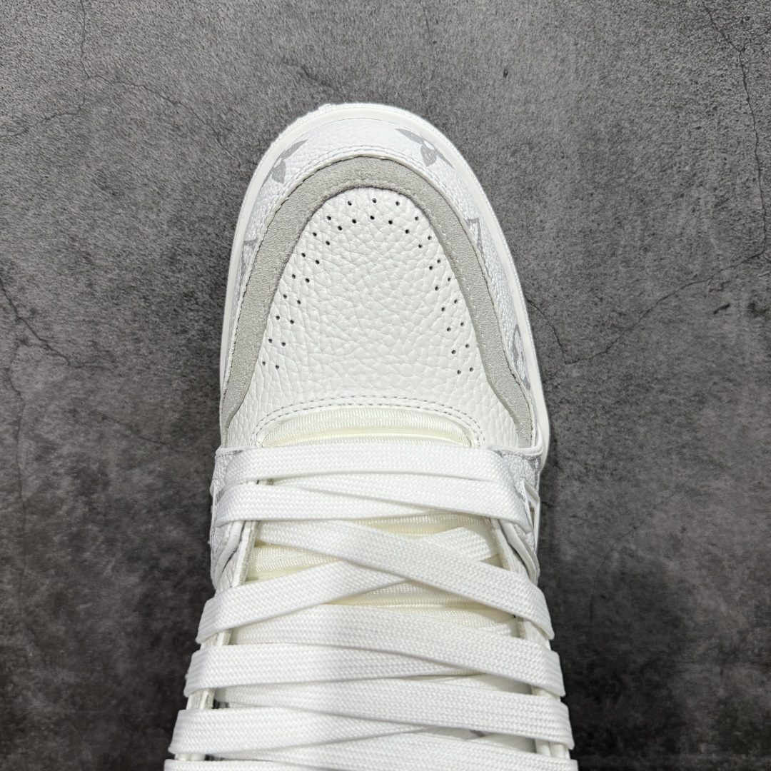 图片[5]-【HS纯原礼盒版福利】 LV Trainer系列高奢运动鞋 新款芯片顶级 潮人必备单品 同步ZP官网空胶工艺 鞋舌、挂饰均镶嵌NFC芯片感应装置 正确胶片断点式设计 中底正确还原原版油印字母比例 1：1原楦格板、楦头、刀磨全新升级！ 独家订制顶级压纹麂皮 原版开模TPU大底 质感原版一致 垫脚聚米微料加透气英伦网布 披靡市场任何版本！细节完美呈现！ 代购指定版本 全新升级最新双盒包装 扫码秒进官网！ 全套包装配件同比原版 尺码： 39-45-选品中心