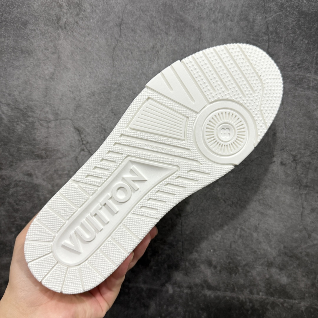 图片[9]-【HS纯原礼盒版福利】 LV Trainer系列高奢运动鞋 新款芯片顶级 潮人必备单品 同步ZP官网空胶工艺 鞋舌、挂饰均镶嵌NFC芯片感应装置 正确胶片断点式设计 中底正确还原原版油印字母比例 1：1原楦格板、楦头、刀磨全新升级！ 独家订制顶级压纹麂皮 原版开模TPU大底 质感原版一致 垫脚聚米微料加透气英伦网布 披靡市场任何版本！细节完美呈现！ 代购指定版本 全新升级最新双盒包装 扫码秒进官网！ 全套包装配件同比原版 尺码： 39-45-选品中心