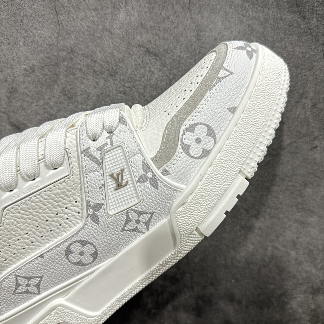 图片[6]-【HS纯原礼盒版福利】 LV Trainer系列高奢运动鞋 新款芯片顶级 潮人必备单品 同步ZP官网空胶工艺 鞋舌、挂饰均镶嵌NFC芯片感应装置 正确胶片断点式设计 中底正确还原原版油印字母比例 1：1原楦格板、楦头、刀磨全新升级！ 独家订制顶级压纹麂皮 原版开模TPU大底 质感原版一致 垫脚聚米微料加透气英伦网布 披靡市场任何版本！细节完美呈现！ 代购指定版本 全新升级最新双盒包装 扫码秒进官网！ 全套包装配件同比原版 尺码： 39-45-选品中心