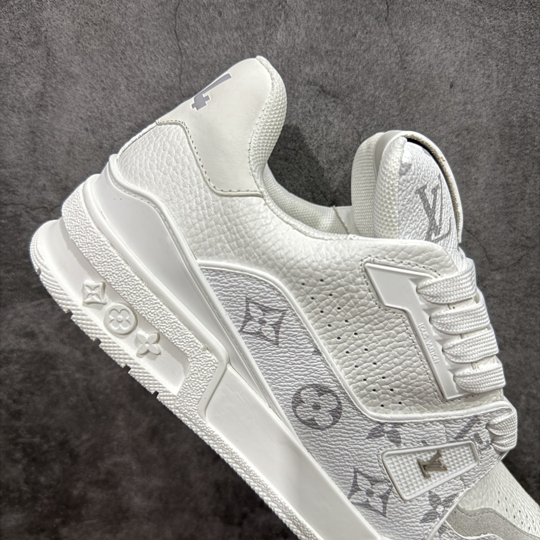 图片[7]-【HS纯原礼盒版福利】 LV Trainer系列高奢运动鞋 新款芯片顶级 潮人必备单品 同步ZP官网空胶工艺 鞋舌、挂饰均镶嵌NFC芯片感应装置 正确胶片断点式设计 中底正确还原原版油印字母比例 1：1原楦格板、楦头、刀磨全新升级！ 独家订制顶级压纹麂皮 原版开模TPU大底 质感原版一致 垫脚聚米微料加透气英伦网布 披靡市场任何版本！细节完美呈现！ 代购指定版本 全新升级最新双盒包装 扫码秒进官网！ 全套包装配件同比原版 尺码： 39-45-选品中心