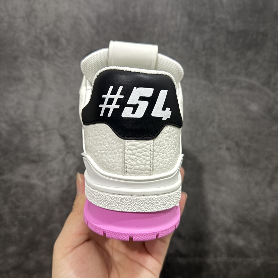 图片[4]-【HS纯原礼盒版福利】 LV Trainer系列高奢运动鞋 新款芯片顶级 潮人必备单品 同步ZP官网空胶工艺 鞋舌、挂饰均镶嵌NFC芯片感应装置 正确胶片断点式设计 中底正确还原原版油印字母比例 1：1原楦格板、楦头、刀磨全新升级！ 独家订制顶级压纹麂皮 原版开模TPU大底 质感原版一致 垫脚聚米微料加透气英伦网布 披靡市场任何版本！细节完美呈现！ 代购指定版本 全新升级最新双盒包装 扫码秒进官网！ 全套包装配件同比原版 尺码： 35-39-选品中心