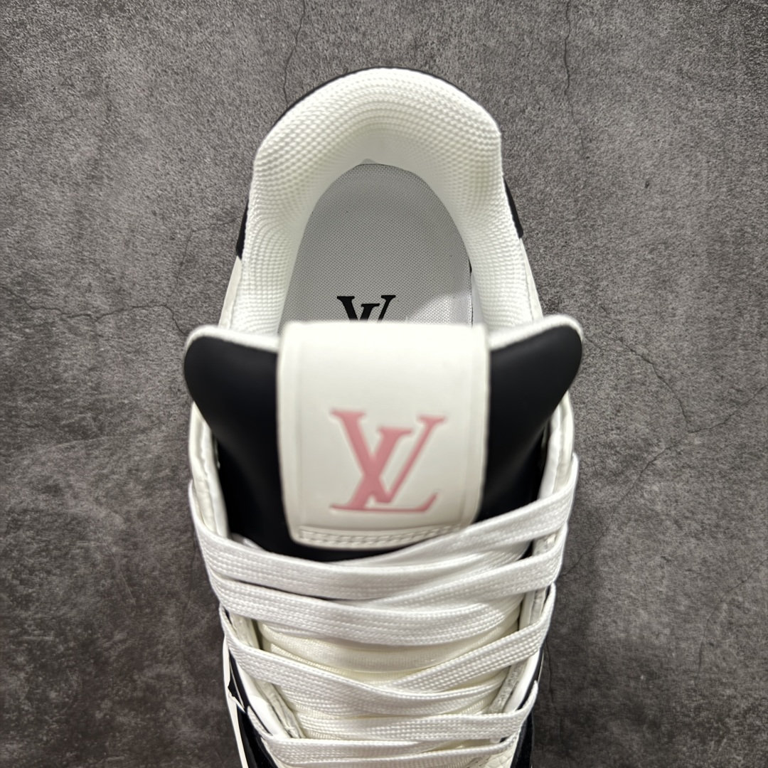 图片[8]-【HS纯原礼盒版福利】 LV Trainer系列高奢运动鞋 新款芯片顶级 潮人必备单品 同步ZP官网空胶工艺 鞋舌、挂饰均镶嵌NFC芯片感应装置 正确胶片断点式设计 中底正确还原原版油印字母比例 1：1原楦格板、楦头、刀磨全新升级！ 独家订制顶级压纹麂皮 原版开模TPU大底 质感原版一致 垫脚聚米微料加透气英伦网布 披靡市场任何版本！细节完美呈现！ 代购指定版本 全新升级最新双盒包装 扫码秒进官网！ 全套包装配件同比原版 尺码： 35-39-选品中心