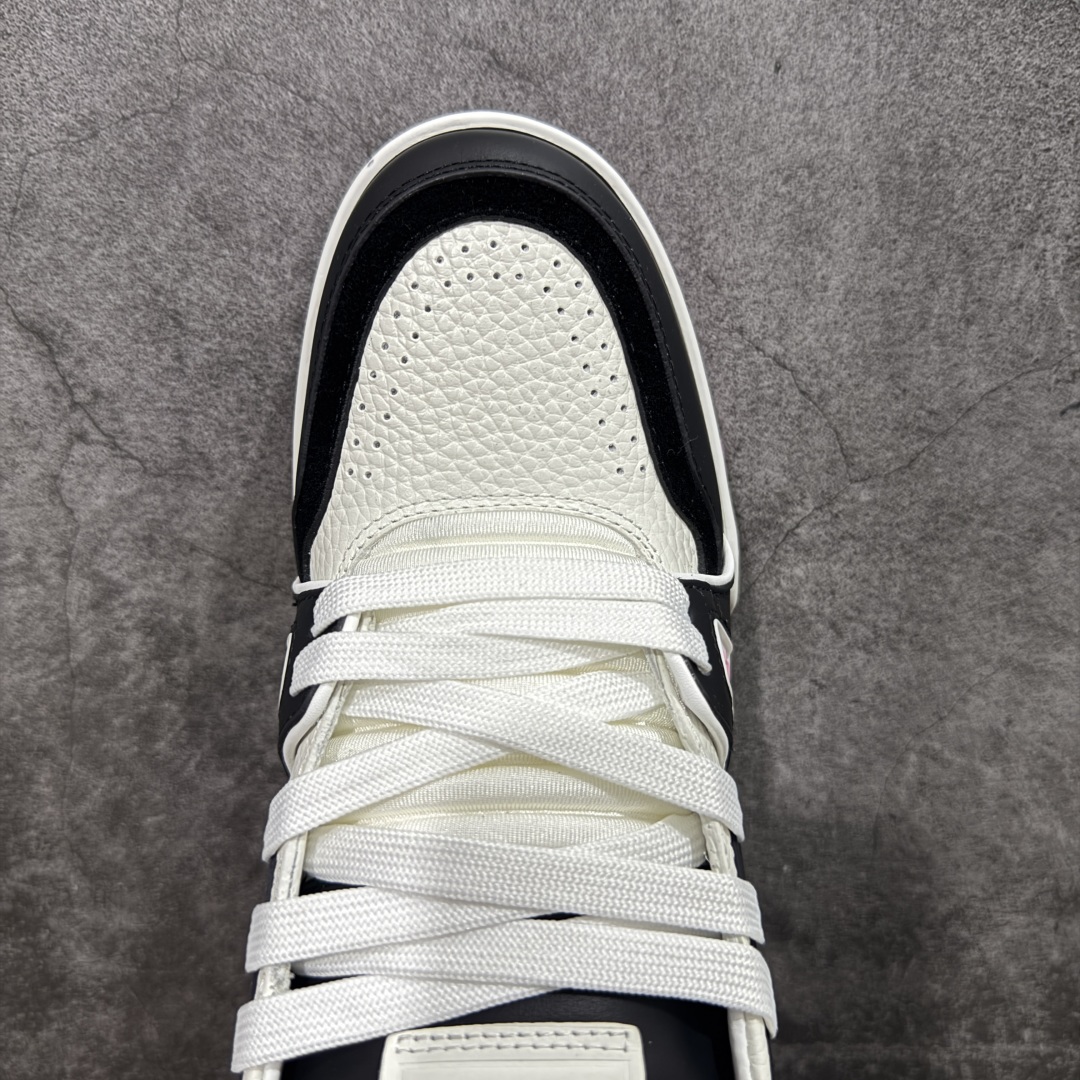 图片[5]-【HS纯原礼盒版福利】 LV Trainer系列高奢运动鞋 新款芯片顶级 潮人必备单品 同步ZP官网空胶工艺 鞋舌、挂饰均镶嵌NFC芯片感应装置 正确胶片断点式设计 中底正确还原原版油印字母比例 1：1原楦格板、楦头、刀磨全新升级！ 独家订制顶级压纹麂皮 原版开模TPU大底 质感原版一致 垫脚聚米微料加透气英伦网布 披靡市场任何版本！细节完美呈现！ 代购指定版本 全新升级最新双盒包装 扫码秒进官网！ 全套包装配件同比原版 尺码： 35-39-选品中心