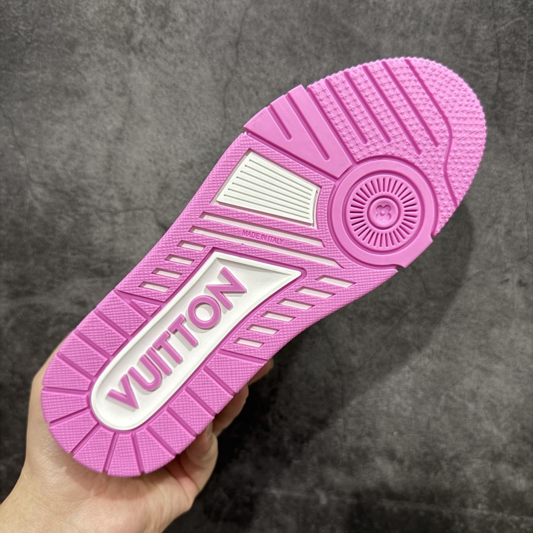 图片[9]-【HS纯原礼盒版福利】 LV Trainer系列高奢运动鞋 新款芯片顶级 潮人必备单品 同步ZP官网空胶工艺 鞋舌、挂饰均镶嵌NFC芯片感应装置 正确胶片断点式设计 中底正确还原原版油印字母比例 1：1原楦格板、楦头、刀磨全新升级！ 独家订制顶级压纹麂皮 原版开模TPU大底 质感原版一致 垫脚聚米微料加透气英伦网布 披靡市场任何版本！细节完美呈现！ 代购指定版本 全新升级最新双盒包装 扫码秒进官网！ 全套包装配件同比原版 尺码： 35-39-选品中心