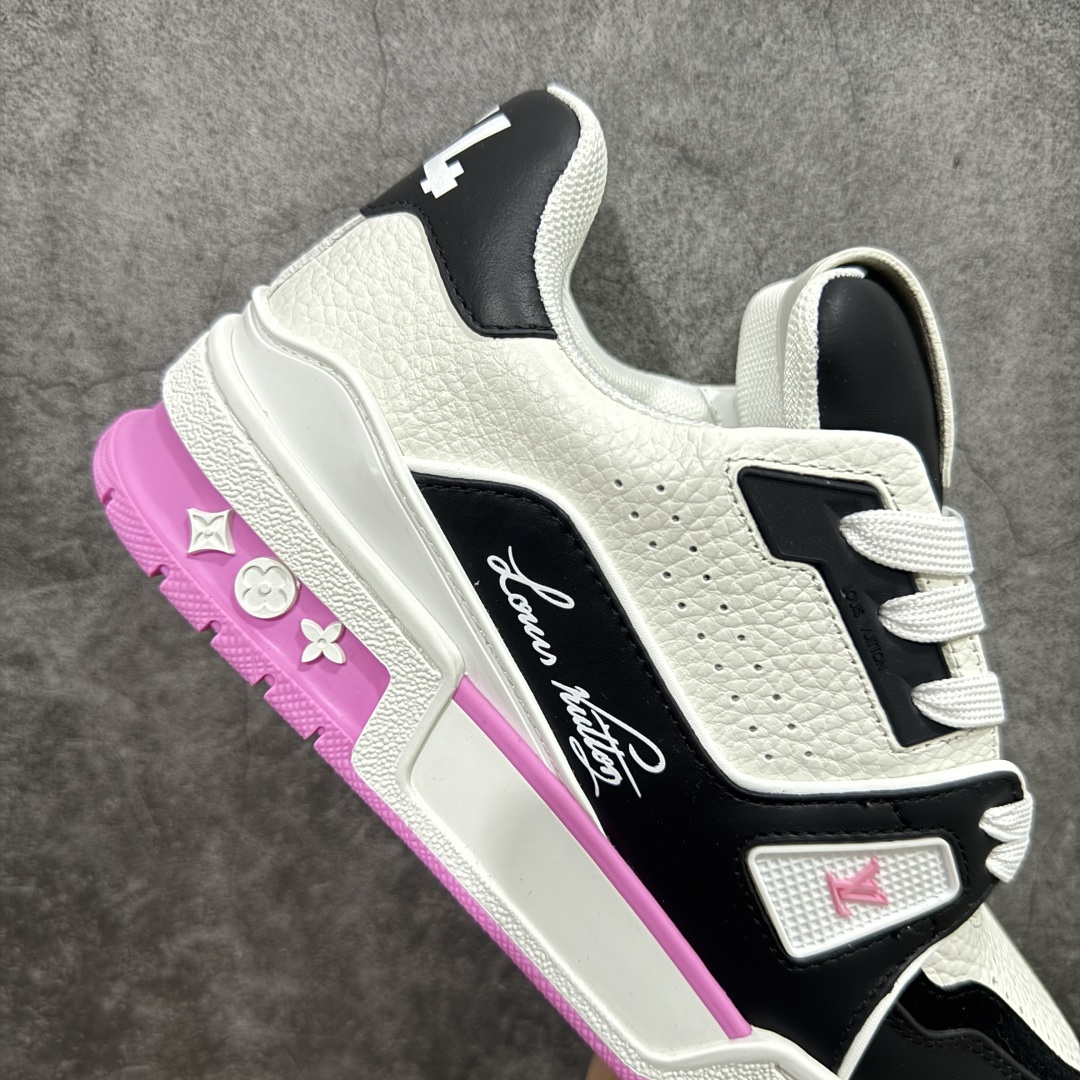 图片[7]-【HS纯原礼盒版福利】 LV Trainer系列高奢运动鞋 新款芯片顶级 潮人必备单品 同步ZP官网空胶工艺 鞋舌、挂饰均镶嵌NFC芯片感应装置 正确胶片断点式设计 中底正确还原原版油印字母比例 1：1原楦格板、楦头、刀磨全新升级！ 独家订制顶级压纹麂皮 原版开模TPU大底 质感原版一致 垫脚聚米微料加透气英伦网布 披靡市场任何版本！细节完美呈现！ 代购指定版本 全新升级最新双盒包装 扫码秒进官网！ 全套包装配件同比原版 尺码： 35-39-选品中心