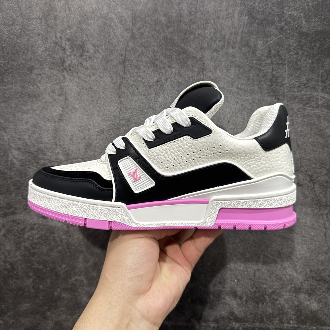 图片[2]-【HS纯原礼盒版福利】 LV Trainer系列高奢运动鞋 新款芯片顶级 潮人必备单品 同步ZP官网空胶工艺 鞋舌、挂饰均镶嵌NFC芯片感应装置 正确胶片断点式设计 中底正确还原原版油印字母比例 1：1原楦格板、楦头、刀磨全新升级！ 独家订制顶级压纹麂皮 原版开模TPU大底 质感原版一致 垫脚聚米微料加透气英伦网布 披靡市场任何版本！细节完美呈现！ 代购指定版本 全新升级最新双盒包装 扫码秒进官网！ 全套包装配件同比原版 尺码： 35-39-选品中心