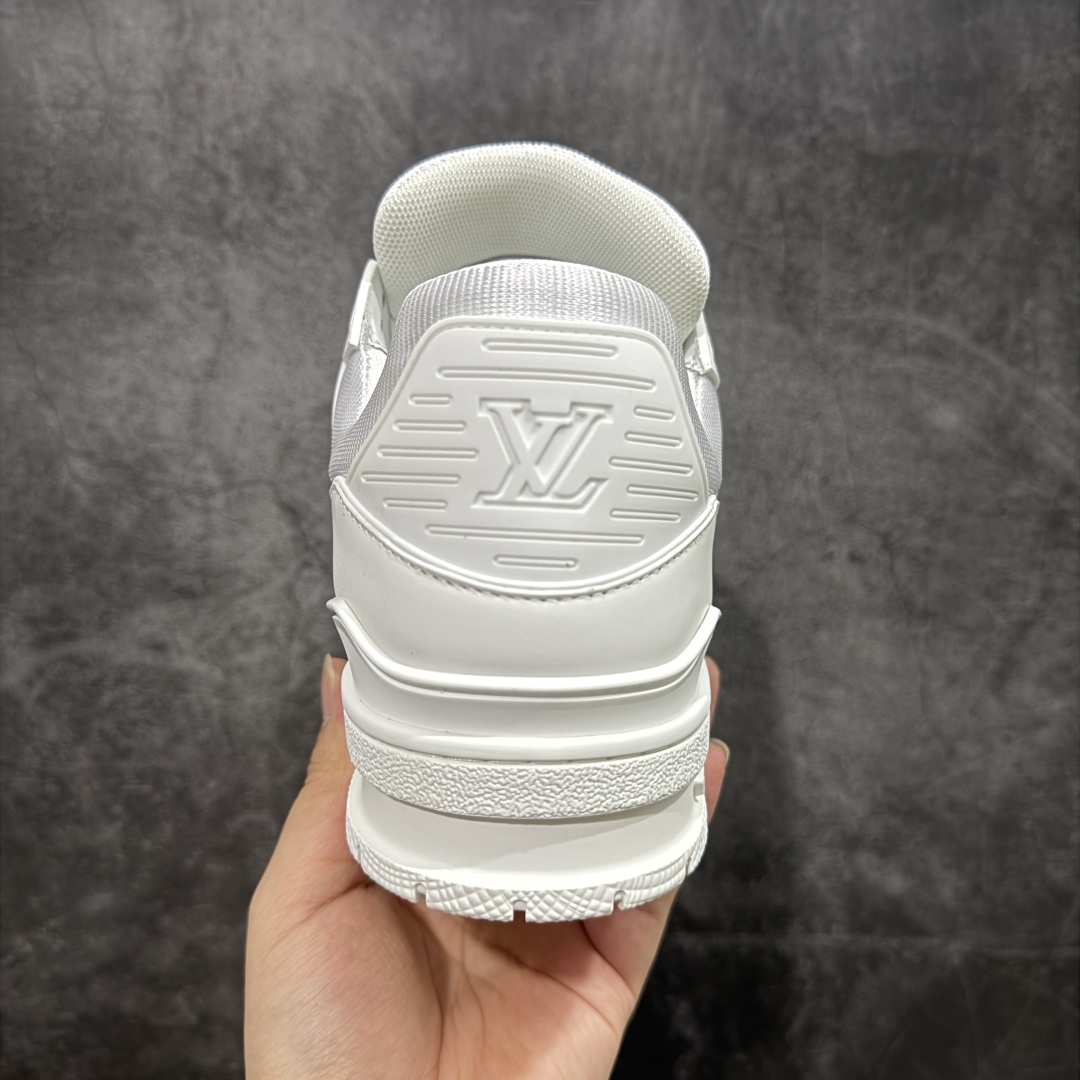 图片[4]-【HS纯原礼盒版福利】 LV Trainer系列高奢运动鞋 新款芯片顶级 潮人必备单品 同步ZP官网空胶工艺 鞋舌、挂饰均镶嵌NFC芯片感应装置 正确胶片断点式设计 中底正确还原原版油印字母比例 1：1原楦格板、楦头、刀磨全新升级！ 独家订制顶级压纹麂皮 原版开模TPU大底 质感原版一致 垫脚聚米微料加透气英伦网布 披靡市场任何版本！细节完美呈现！ 代购指定版本 全新升级最新双盒包装 扫码秒进官网！ 全套包装配件同比原版 尺码： 35-45-选品中心