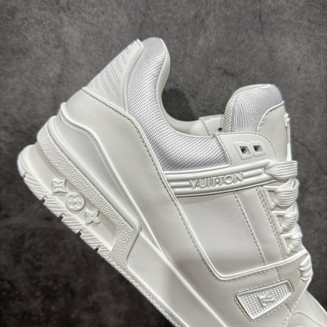 图片[7]-【HS纯原礼盒版福利】 LV Trainer系列高奢运动鞋 新款芯片顶级 潮人必备单品 同步ZP官网空胶工艺 鞋舌、挂饰均镶嵌NFC芯片感应装置 正确胶片断点式设计 中底正确还原原版油印字母比例 1：1原楦格板、楦头、刀磨全新升级！ 独家订制顶级压纹麂皮 原版开模TPU大底 质感原版一致 垫脚聚米微料加透气英伦网布 披靡市场任何版本！细节完美呈现！ 代购指定版本 全新升级最新双盒包装 扫码秒进官网！ 全套包装配件同比原版 尺码： 35-45-选品中心