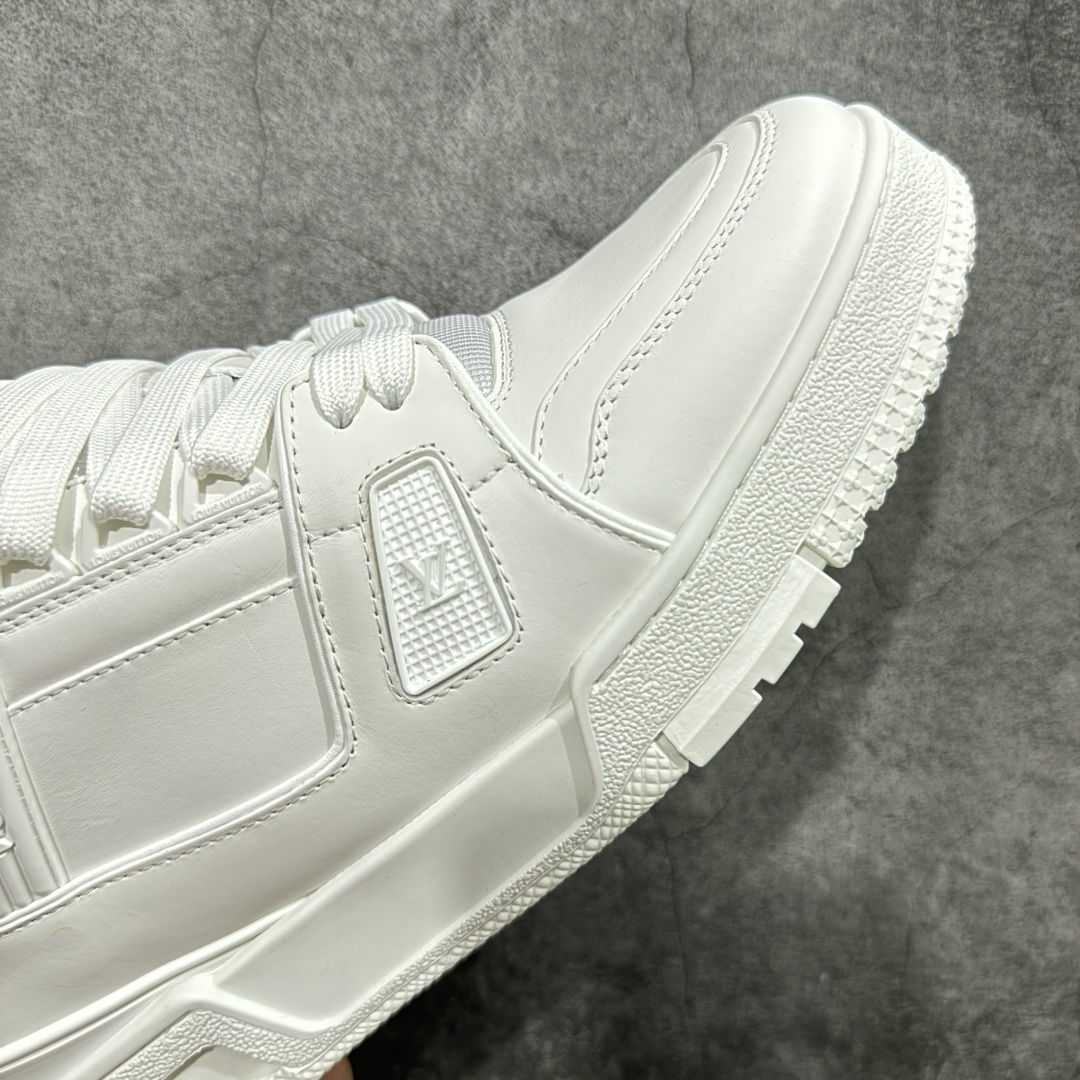 图片[6]-【HS纯原礼盒版福利】 LV Trainer系列高奢运动鞋 新款芯片顶级 潮人必备单品 同步ZP官网空胶工艺 鞋舌、挂饰均镶嵌NFC芯片感应装置 正确胶片断点式设计 中底正确还原原版油印字母比例 1：1原楦格板、楦头、刀磨全新升级！ 独家订制顶级压纹麂皮 原版开模TPU大底 质感原版一致 垫脚聚米微料加透气英伦网布 披靡市场任何版本！细节完美呈现！ 代购指定版本 全新升级最新双盒包装 扫码秒进官网！ 全套包装配件同比原版 尺码： 35-45-选品中心