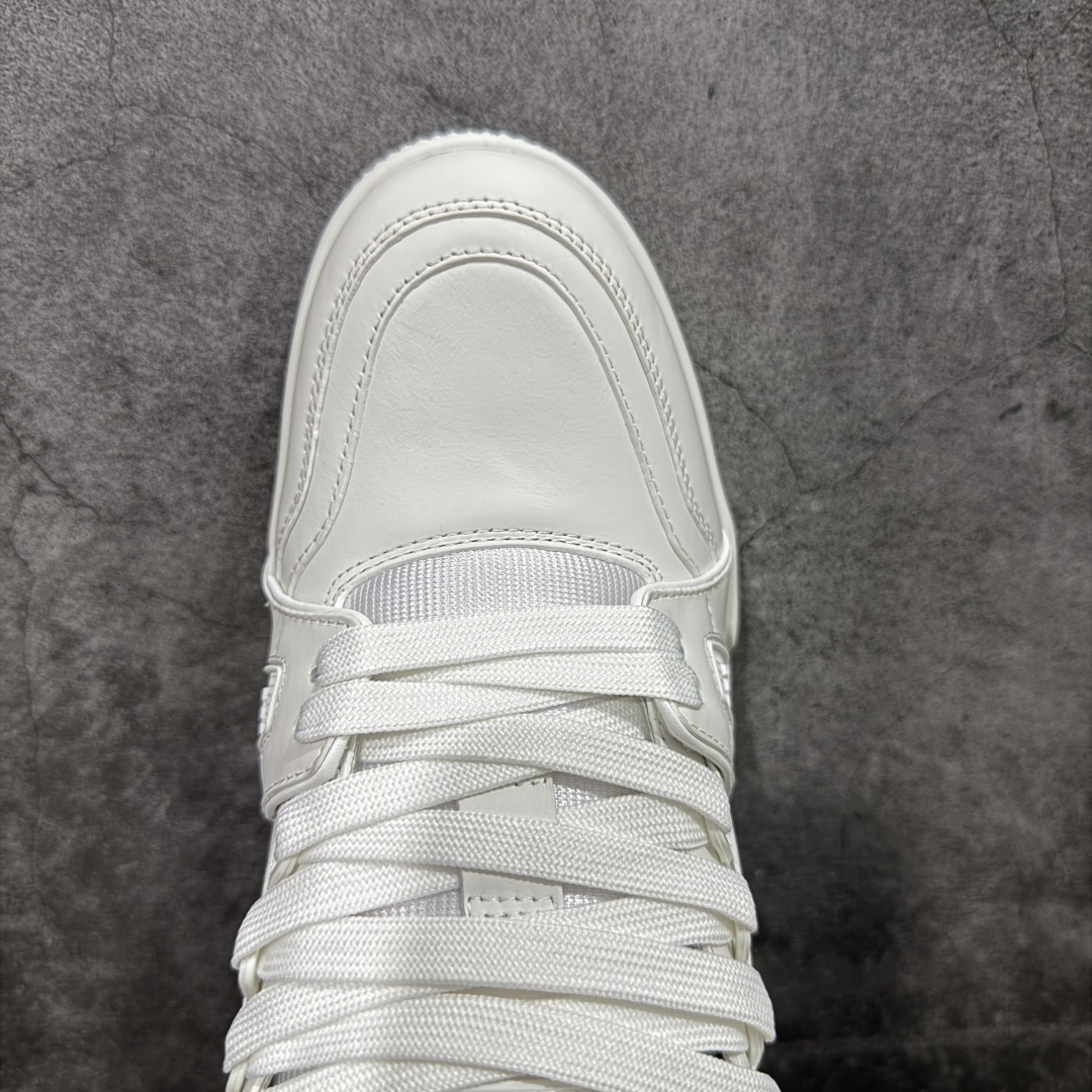 图片[5]-【HS纯原礼盒版福利】 LV Trainer系列高奢运动鞋 新款芯片顶级 潮人必备单品 同步ZP官网空胶工艺 鞋舌、挂饰均镶嵌NFC芯片感应装置 正确胶片断点式设计 中底正确还原原版油印字母比例 1：1原楦格板、楦头、刀磨全新升级！ 独家订制顶级压纹麂皮 原版开模TPU大底 质感原版一致 垫脚聚米微料加透气英伦网布 披靡市场任何版本！细节完美呈现！ 代购指定版本 全新升级最新双盒包装 扫码秒进官网！ 全套包装配件同比原版 尺码： 35-45-选品中心