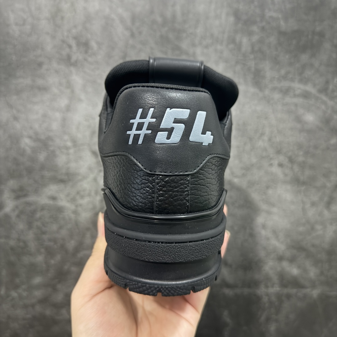 图片[4]-【HS纯原礼盒版福利】 LV Trainer系列高奢运动鞋 新款芯片顶级 潮人必备单品 同步ZP官网空胶工艺 鞋舌、挂饰均镶嵌NFC芯片感应装置 正确胶片断点式设计 中底正确还原原版油印字母比例 1：1原楦格板、楦头、刀磨全新升级！ 独家订制顶级压纹麂皮 原版开模TPU大底 质感原版一致 垫脚聚米微料加透气英伦网布 披靡市场任何版本！细节完美呈现！ 代购指定版本 全新升级最新双盒包装 扫码秒进官网！ 全套包装配件同比原版 尺码： 39-45-选品中心