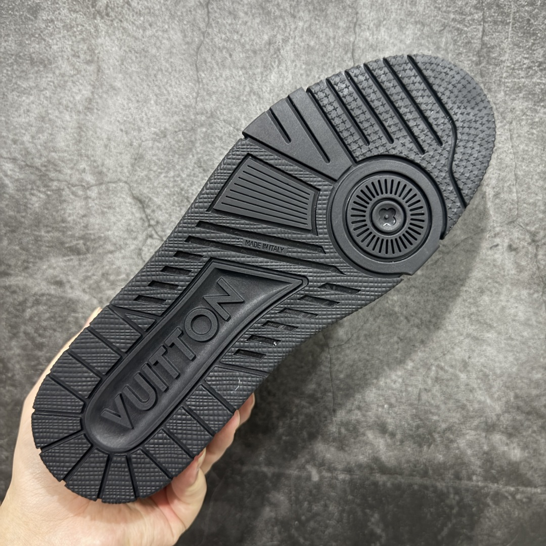 图片[9]-【HS纯原礼盒版福利】 LV Trainer系列高奢运动鞋 新款芯片顶级 潮人必备单品 同步ZP官网空胶工艺 鞋舌、挂饰均镶嵌NFC芯片感应装置 正确胶片断点式设计 中底正确还原原版油印字母比例 1：1原楦格板、楦头、刀磨全新升级！ 独家订制顶级压纹麂皮 原版开模TPU大底 质感原版一致 垫脚聚米微料加透气英伦网布 披靡市场任何版本！细节完美呈现！ 代购指定版本 全新升级最新双盒包装 扫码秒进官网！ 全套包装配件同比原版 尺码： 39-45-选品中心