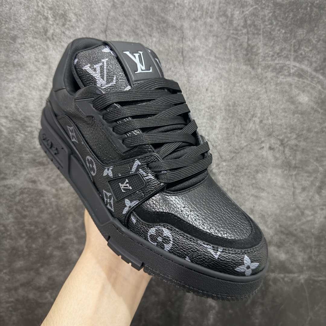 图片[3]-【HS纯原礼盒版福利】 LV Trainer系列高奢运动鞋 新款芯片顶级 潮人必备单品 同步ZP官网空胶工艺 鞋舌、挂饰均镶嵌NFC芯片感应装置 正确胶片断点式设计 中底正确还原原版油印字母比例 1：1原楦格板、楦头、刀磨全新升级！ 独家订制顶级压纹麂皮 原版开模TPU大底 质感原版一致 垫脚聚米微料加透气英伦网布 披靡市场任何版本！细节完美呈现！ 代购指定版本 全新升级最新双盒包装 扫码秒进官网！ 全套包装配件同比原版 尺码： 39-45-选品中心