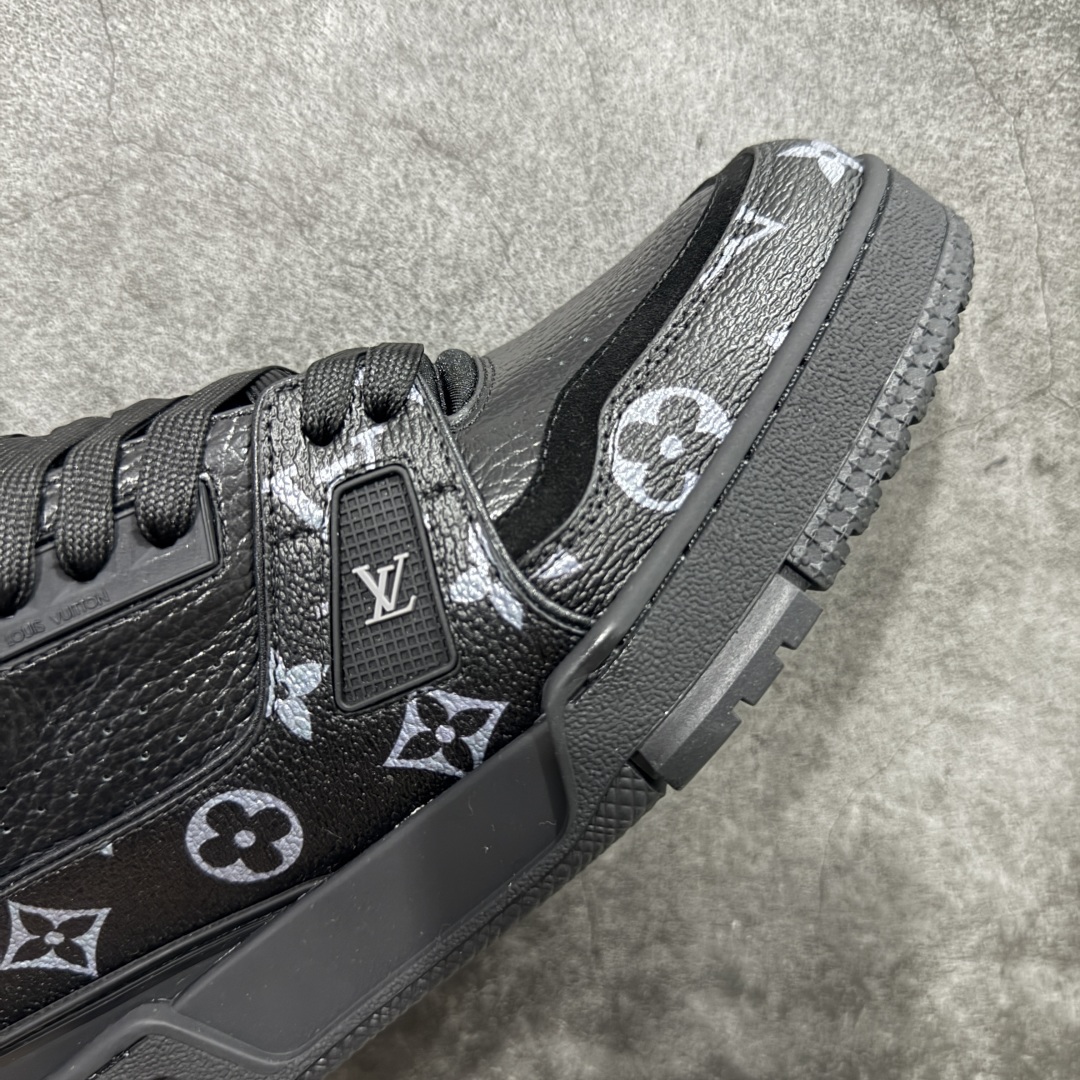 图片[6]-【HS纯原礼盒版福利】 LV Trainer系列高奢运动鞋 新款芯片顶级 潮人必备单品 同步ZP官网空胶工艺 鞋舌、挂饰均镶嵌NFC芯片感应装置 正确胶片断点式设计 中底正确还原原版油印字母比例 1：1原楦格板、楦头、刀磨全新升级！ 独家订制顶级压纹麂皮 原版开模TPU大底 质感原版一致 垫脚聚米微料加透气英伦网布 披靡市场任何版本！细节完美呈现！ 代购指定版本 全新升级最新双盒包装 扫码秒进官网！ 全套包装配件同比原版 尺码： 39-45-选品中心