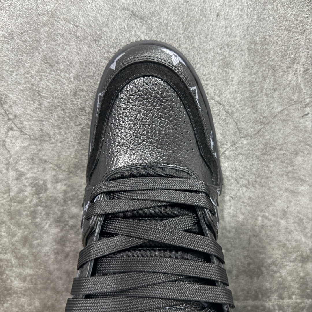 图片[5]-【HS纯原礼盒版福利】 LV Trainer系列高奢运动鞋 新款芯片顶级 潮人必备单品 同步ZP官网空胶工艺 鞋舌、挂饰均镶嵌NFC芯片感应装置 正确胶片断点式设计 中底正确还原原版油印字母比例 1：1原楦格板、楦头、刀磨全新升级！ 独家订制顶级压纹麂皮 原版开模TPU大底 质感原版一致 垫脚聚米微料加透气英伦网布 披靡市场任何版本！细节完美呈现！ 代购指定版本 全新升级最新双盒包装 扫码秒进官网！ 全套包装配件同比原版 尺码： 39-45-选品中心