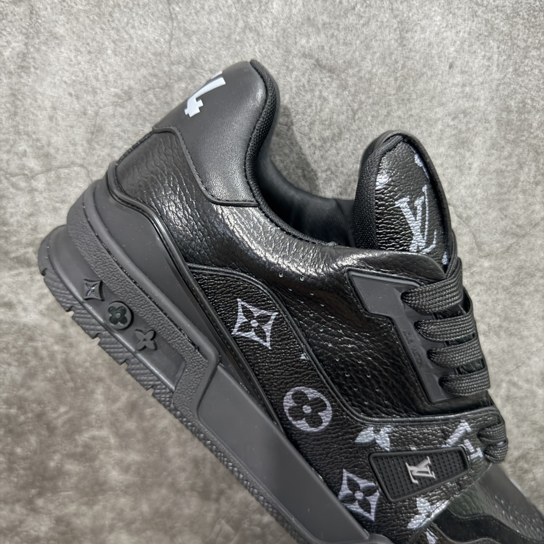 图片[7]-【HS纯原礼盒版福利】 LV Trainer系列高奢运动鞋 新款芯片顶级 潮人必备单品 同步ZP官网空胶工艺 鞋舌、挂饰均镶嵌NFC芯片感应装置 正确胶片断点式设计 中底正确还原原版油印字母比例 1：1原楦格板、楦头、刀磨全新升级！ 独家订制顶级压纹麂皮 原版开模TPU大底 质感原版一致 垫脚聚米微料加透气英伦网布 披靡市场任何版本！细节完美呈现！ 代购指定版本 全新升级最新双盒包装 扫码秒进官网！ 全套包装配件同比原版 尺码： 39-45-选品中心