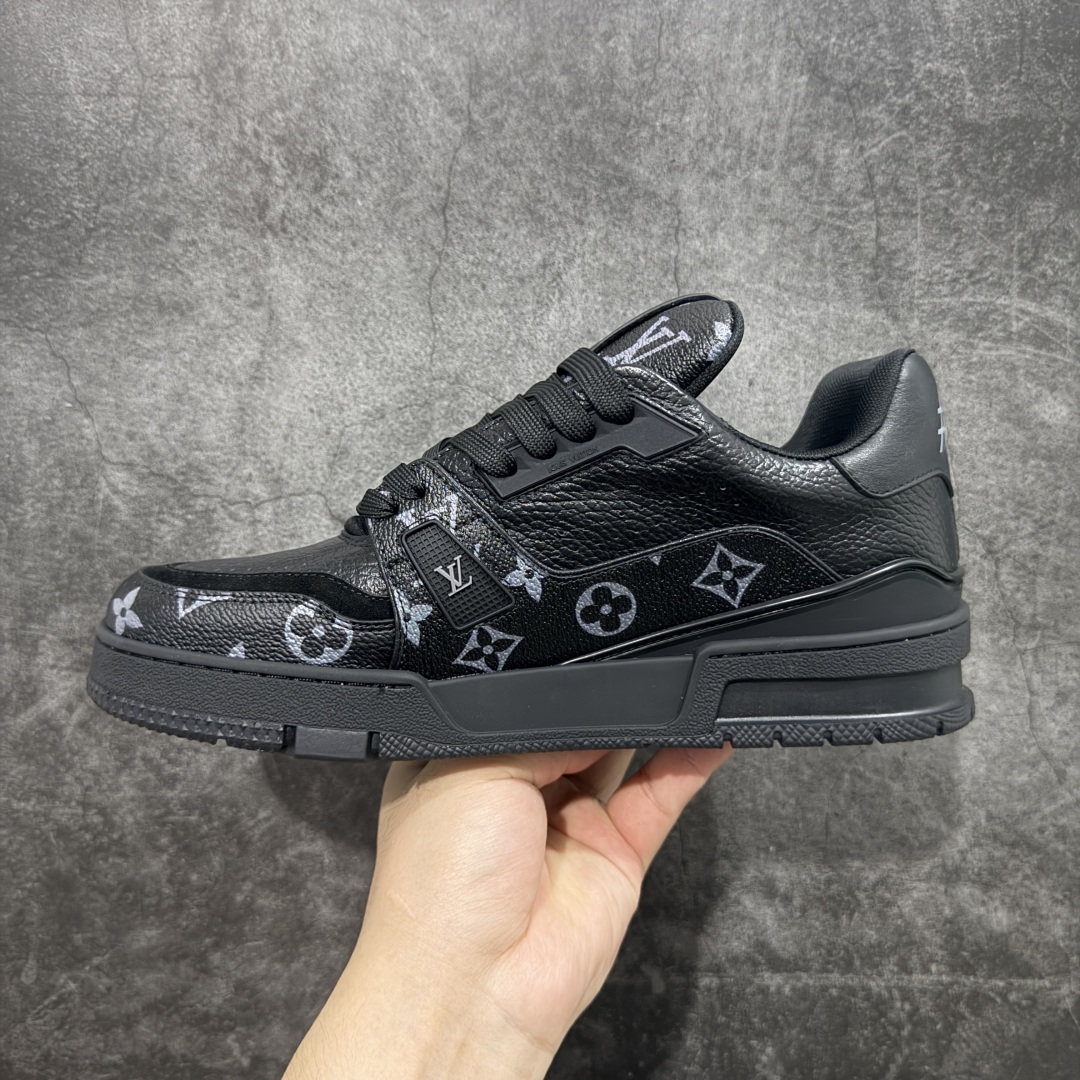 图片[2]-【HS纯原礼盒版福利】 LV Trainer系列高奢运动鞋 新款芯片顶级 潮人必备单品 同步ZP官网空胶工艺 鞋舌、挂饰均镶嵌NFC芯片感应装置 正确胶片断点式设计 中底正确还原原版油印字母比例 1：1原楦格板、楦头、刀磨全新升级！ 独家订制顶级压纹麂皮 原版开模TPU大底 质感原版一致 垫脚聚米微料加透气英伦网布 披靡市场任何版本！细节完美呈现！ 代购指定版本 全新升级最新双盒包装 扫码秒进官网！ 全套包装配件同比原版 尺码： 39-45-选品中心