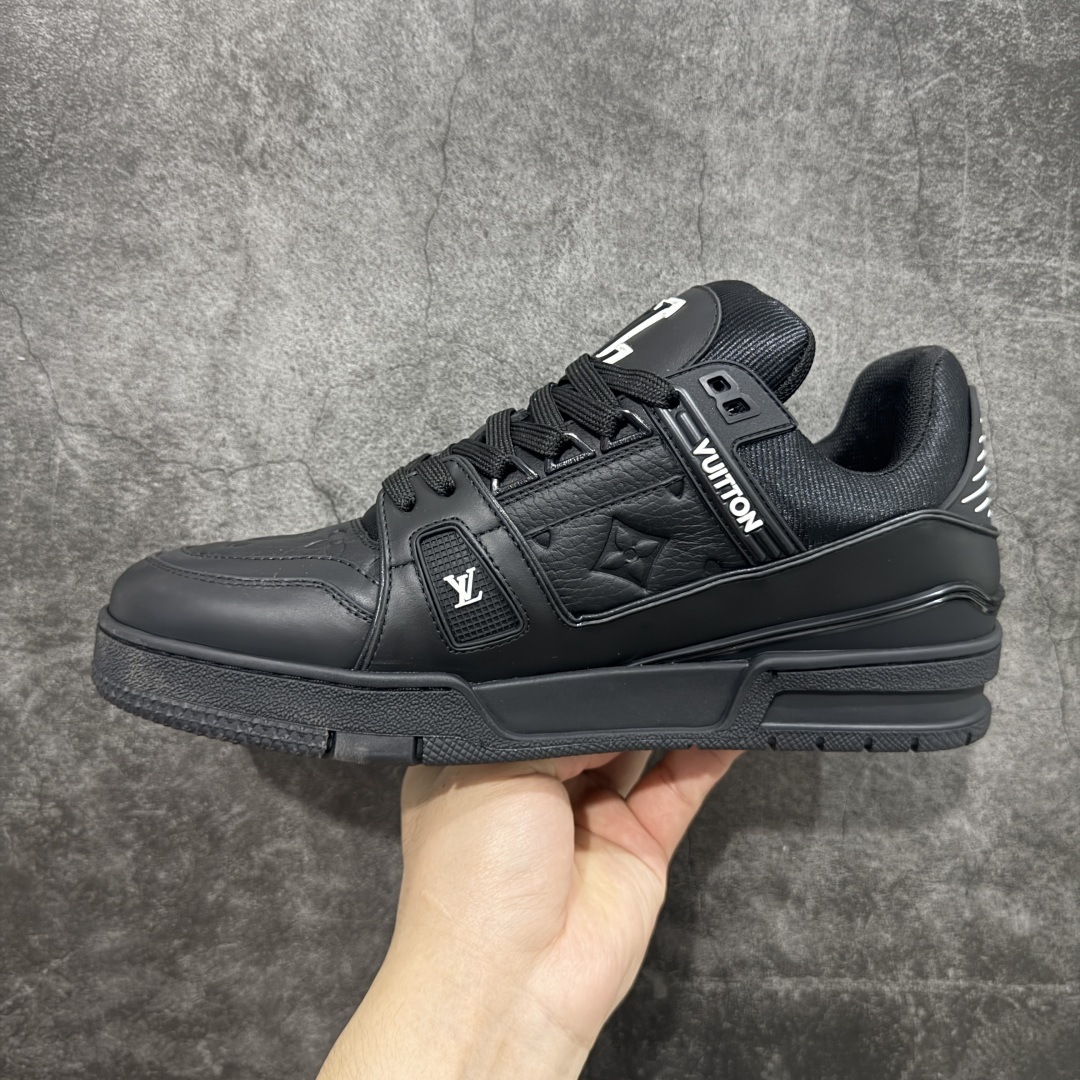 图片[2]-【HS纯原礼盒版福利】 LV Trainer系列高奢运动鞋 新款芯片顶级 潮人必备单品 同步ZP官网空胶工艺 鞋舌、挂饰均镶嵌NFC芯片感应装置 正确胶片断点式设计 中底正确还原原版油印字母比例 1：1原楦格板、楦头、刀磨全新升级！ 独家订制顶级压纹麂皮 原版开模TPU大底 质感原版一致 垫脚聚米微料加透气英伦网布 披靡市场任何版本！细节完美呈现！ 代购指定版本 全新升级最新双盒包装 扫码秒进官网！ 全套包装配件同比原版 尺码： 35-45-选品中心