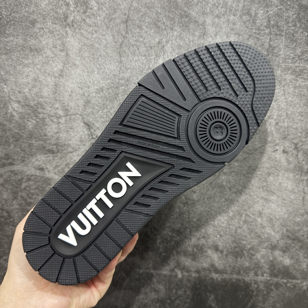 图片[9]-【HS纯原礼盒版福利】 LV Trainer系列高奢运动鞋 新款芯片顶级 潮人必备单品 同步ZP官网空胶工艺 鞋舌、挂饰均镶嵌NFC芯片感应装置 正确胶片断点式设计 中底正确还原原版油印字母比例 1：1原楦格板、楦头、刀磨全新升级！ 独家订制顶级压纹麂皮 原版开模TPU大底 质感原版一致 垫脚聚米微料加透气英伦网布 披靡市场任何版本！细节完美呈现！ 代购指定版本 全新升级最新双盒包装 扫码秒进官网！ 全套包装配件同比原版 尺码： 35-45-选品中心