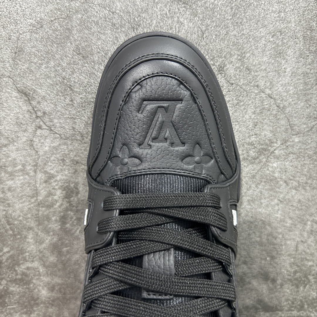 图片[5]-【HS纯原礼盒版福利】 LV Trainer系列高奢运动鞋 新款芯片顶级 潮人必备单品 同步ZP官网空胶工艺 鞋舌、挂饰均镶嵌NFC芯片感应装置 正确胶片断点式设计 中底正确还原原版油印字母比例 1：1原楦格板、楦头、刀磨全新升级！ 独家订制顶级压纹麂皮 原版开模TPU大底 质感原版一致 垫脚聚米微料加透气英伦网布 披靡市场任何版本！细节完美呈现！ 代购指定版本 全新升级最新双盒包装 扫码秒进官网！ 全套包装配件同比原版 尺码： 35-45-选品中心