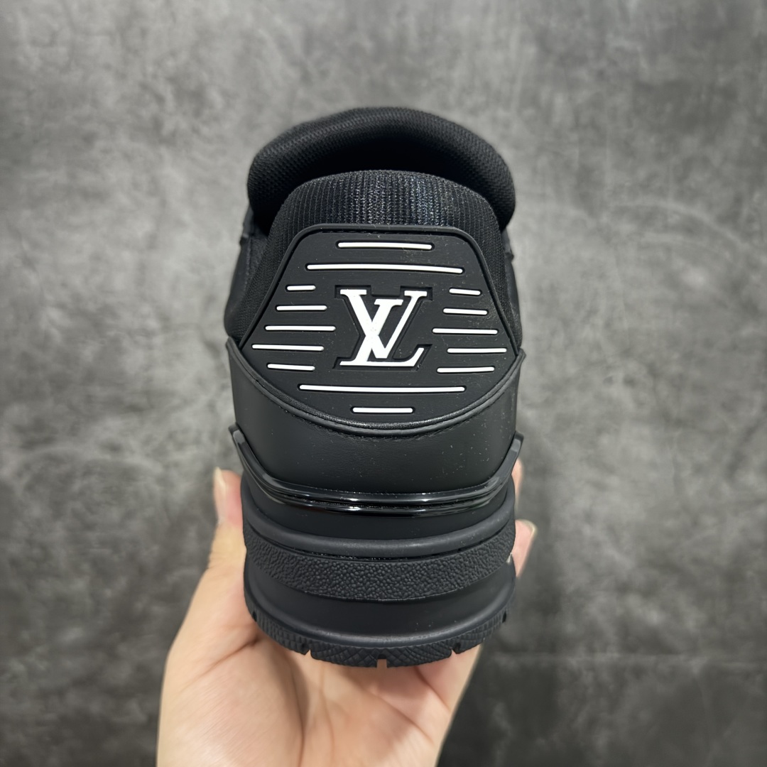 图片[4]-【HS纯原礼盒版福利】 LV Trainer系列高奢运动鞋 新款芯片顶级 潮人必备单品 同步ZP官网空胶工艺 鞋舌、挂饰均镶嵌NFC芯片感应装置 正确胶片断点式设计 中底正确还原原版油印字母比例 1：1原楦格板、楦头、刀磨全新升级！ 独家订制顶级压纹麂皮 原版开模TPU大底 质感原版一致 垫脚聚米微料加透气英伦网布 披靡市场任何版本！细节完美呈现！ 代购指定版本 全新升级最新双盒包装 扫码秒进官网！ 全套包装配件同比原版 尺码： 35-45-选品中心