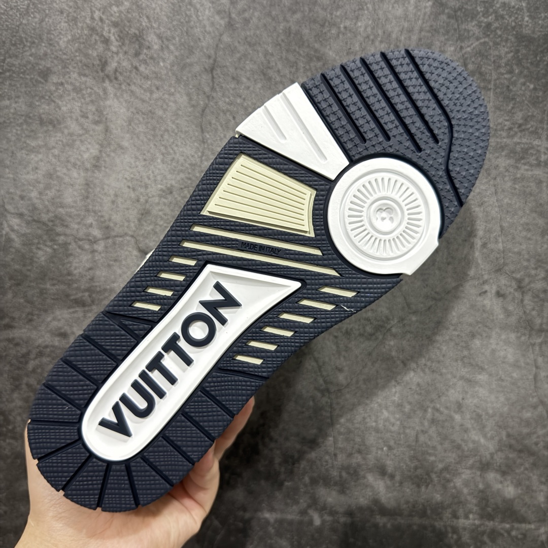 图片[9]-【HS纯原礼盒版福利】 LV Trainer系列高奢运动鞋 新款芯片顶级 潮人必备单品 同步ZP官网空胶工艺 鞋舌、挂饰均镶嵌NFC芯片感应装置 正确胶片断点式设计 中底正确还原原版油印字母比例 1：1原楦格板、楦头、刀磨全新升级！ 独家订制顶级压纹麂皮 原版开模TPU大底 质感原版一致 垫脚聚米微料加透气英伦网布 披靡市场任何版本！细节完美呈现！ 代购指定版本 全新升级最新双盒包装 扫码秒进官网！ 全套包装配件同比原版 尺码： 35-45-选品中心